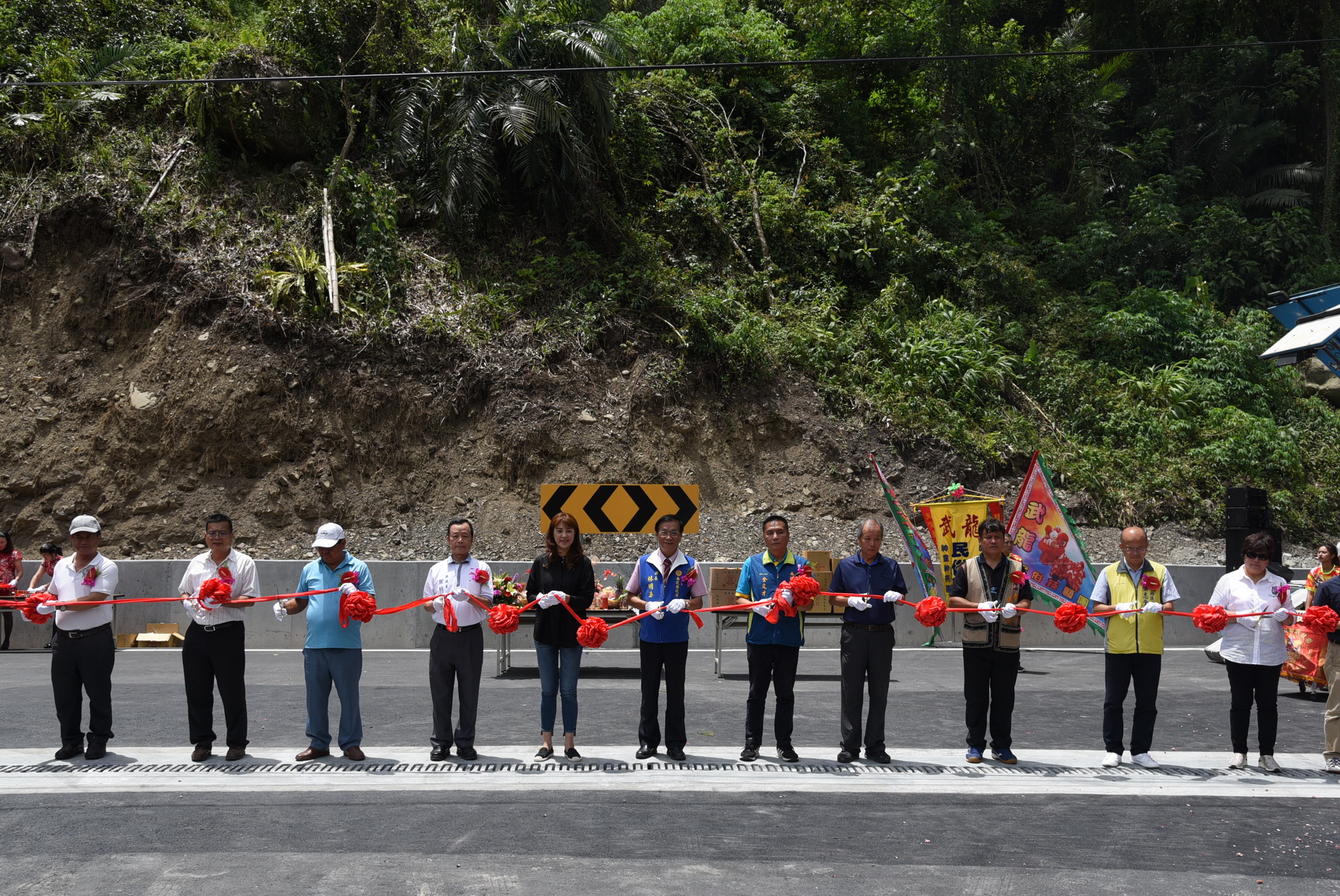 相關圖片2-信義隆華橋完工  林縣長率鄉親過橋慶通車