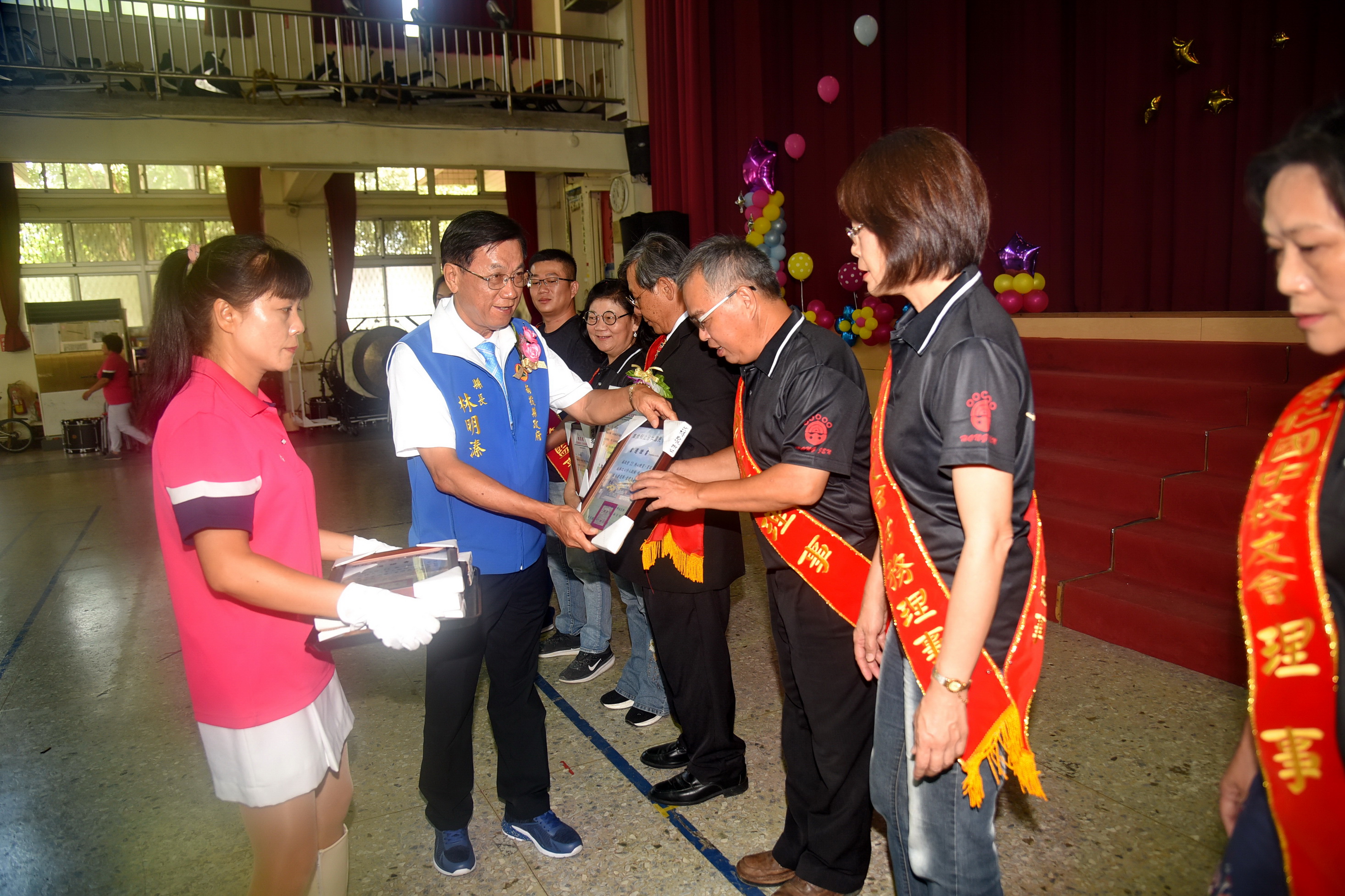 相關圖片3-埔里宏仁國中第一屆校友會會長暨幹部就職 林縣長出席授證