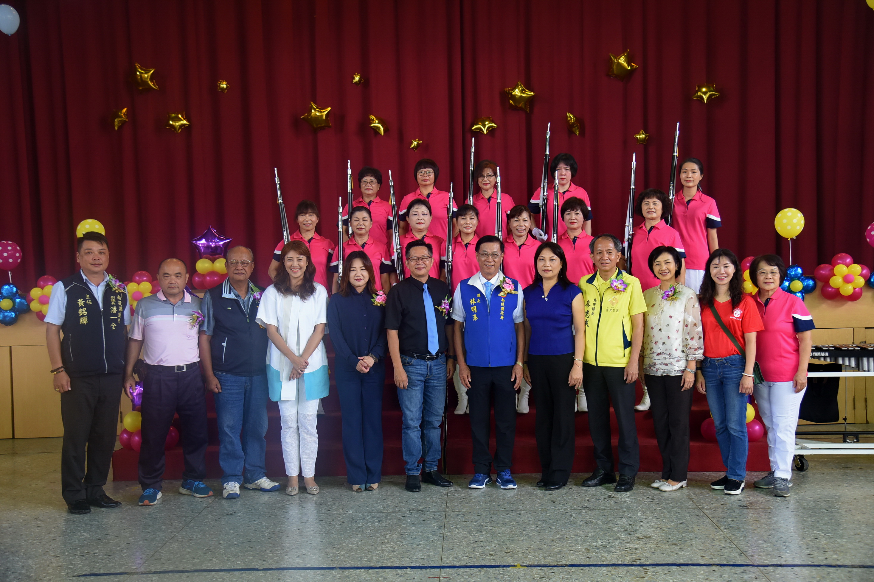 相關圖片4-埔里宏仁國中第一屆校友會會長暨幹部就職 林縣長出席授證