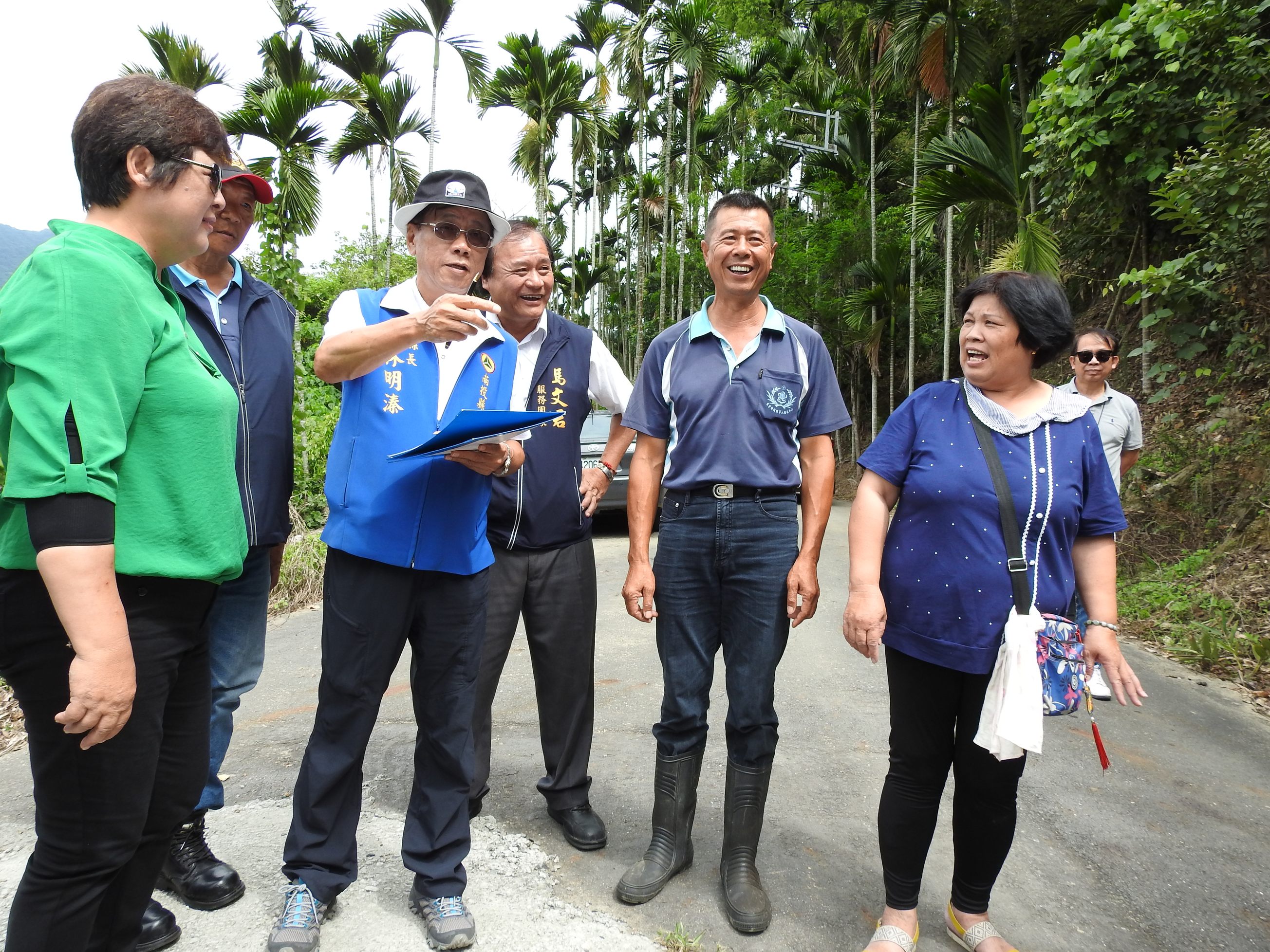 圖片-水里三村農水路崎嶇危險 縣長會勘允諾立即改善