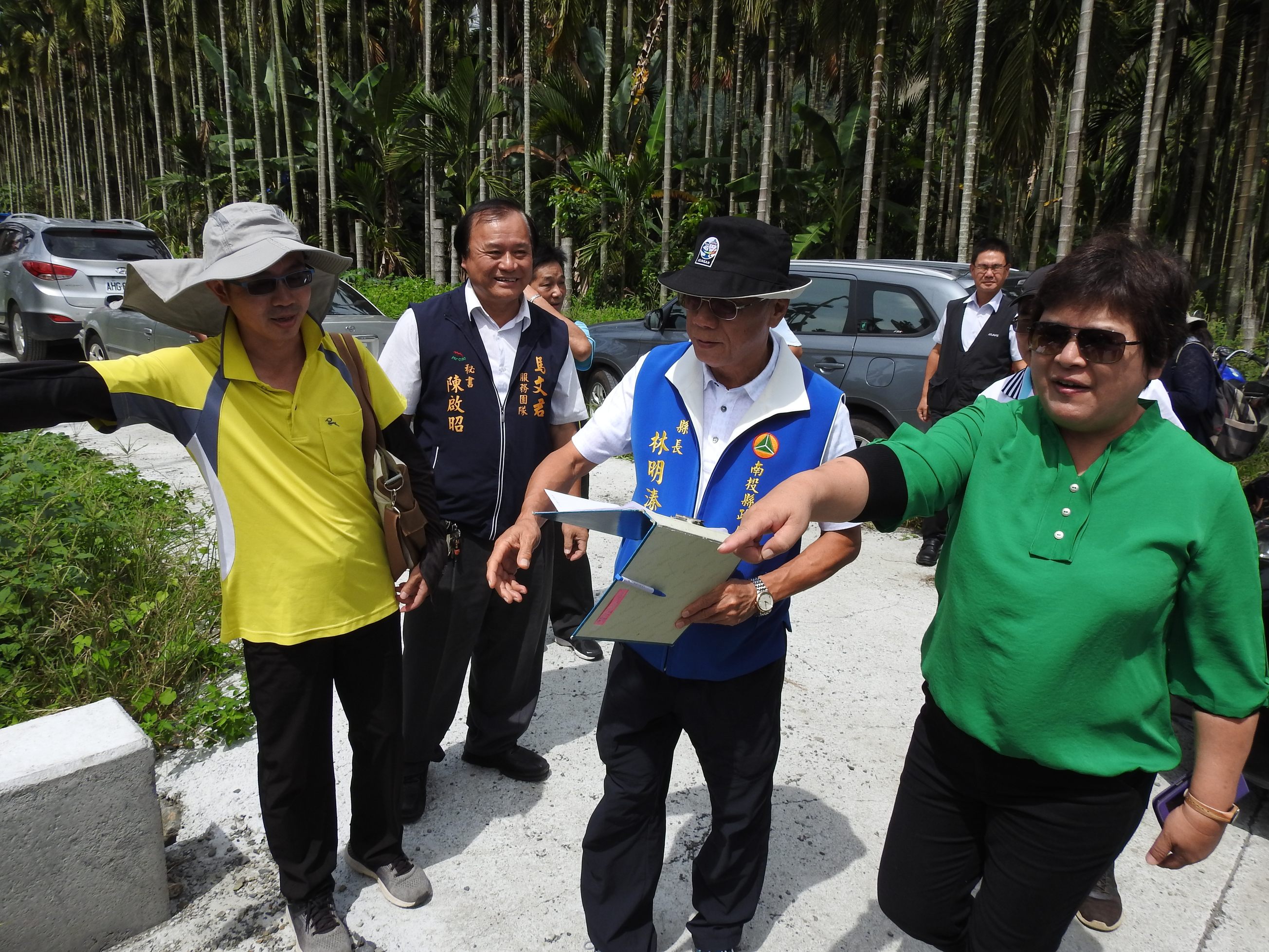 相關圖片1-水里三村農水路崎嶇危險 縣長會勘允諾立即改善