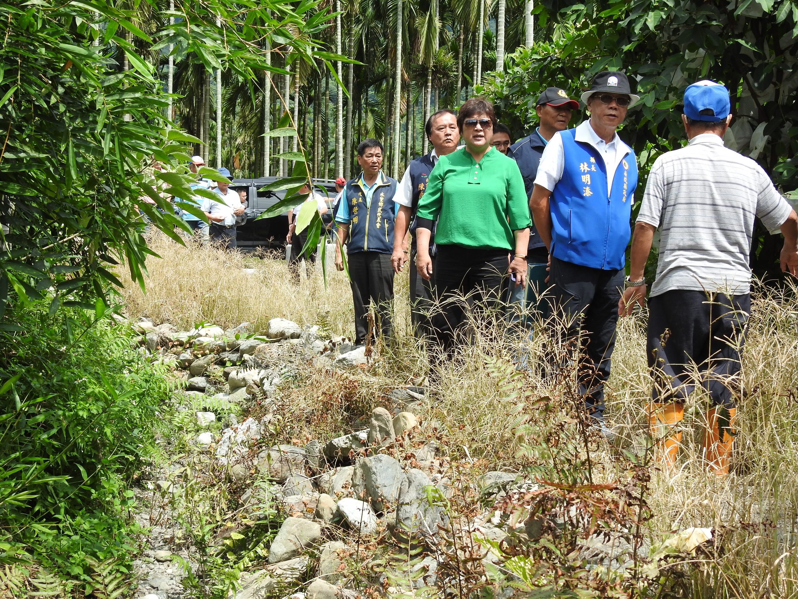 相關圖片2-水里三村農水路崎嶇危險 縣長會勘允諾立即改善