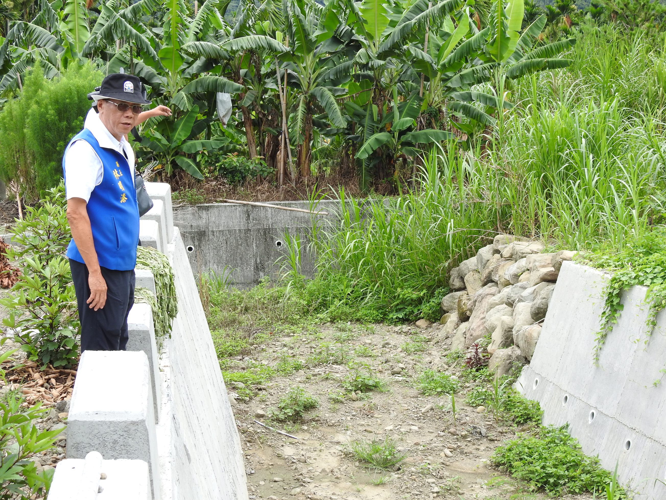 相關圖片4-水里三村農水路崎嶇危險 縣長會勘允諾立即改善