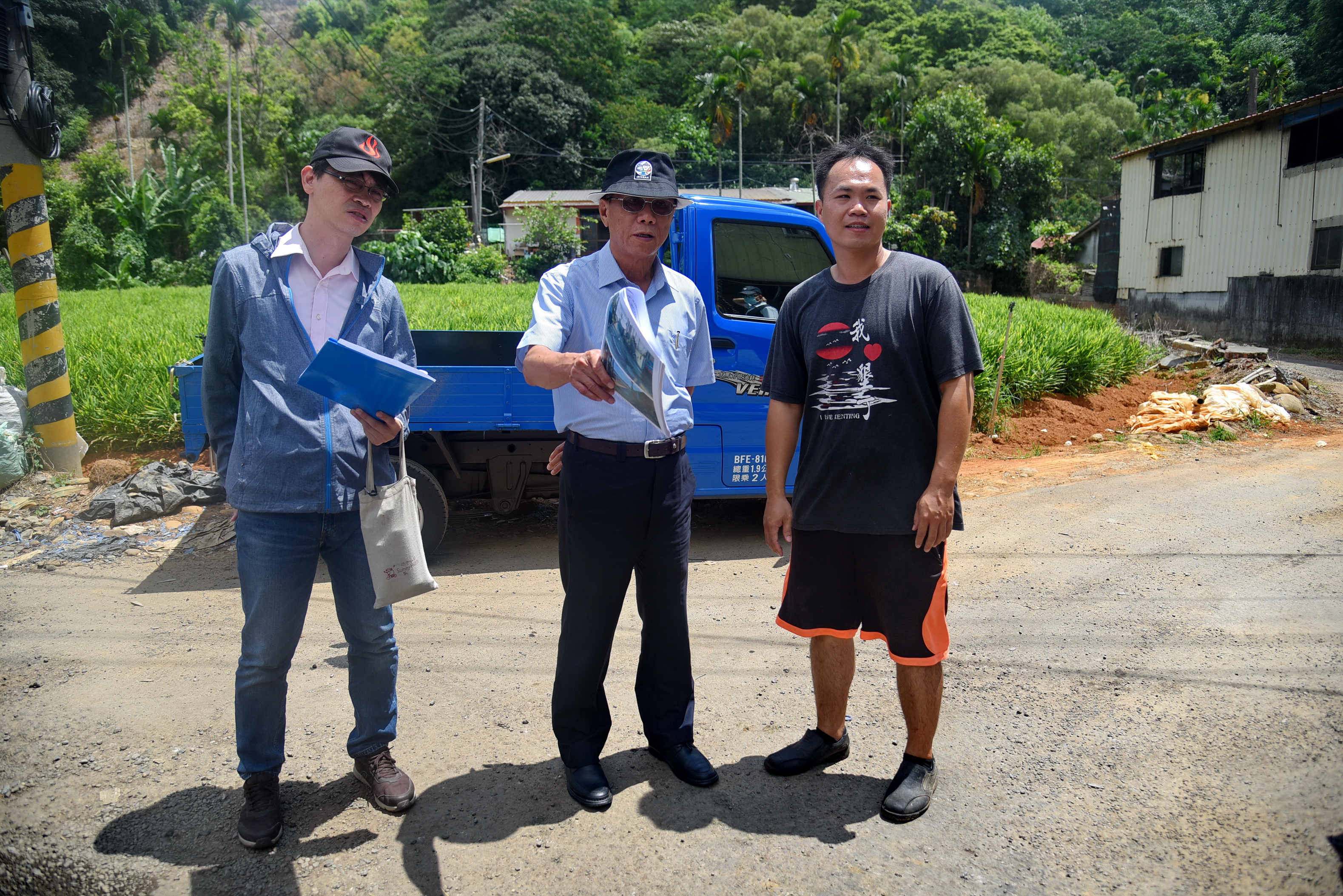 圖片-名間多處農路老舊失修、水溝淤積 林縣長會勘改善
