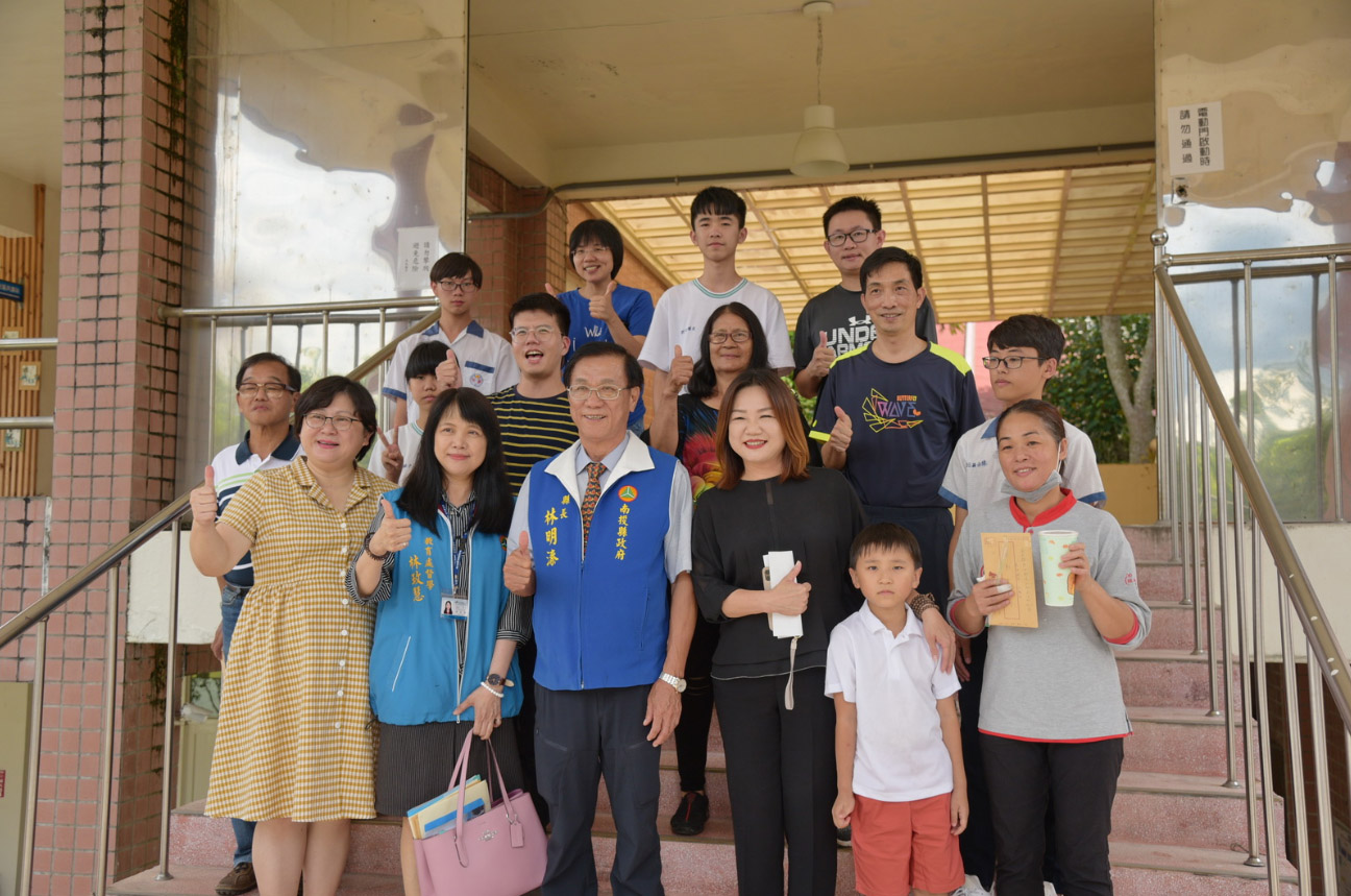 News images-Assisting Students of Yuchih to Go to School at Ease County Government Gave Out Relief Fund  June 15
