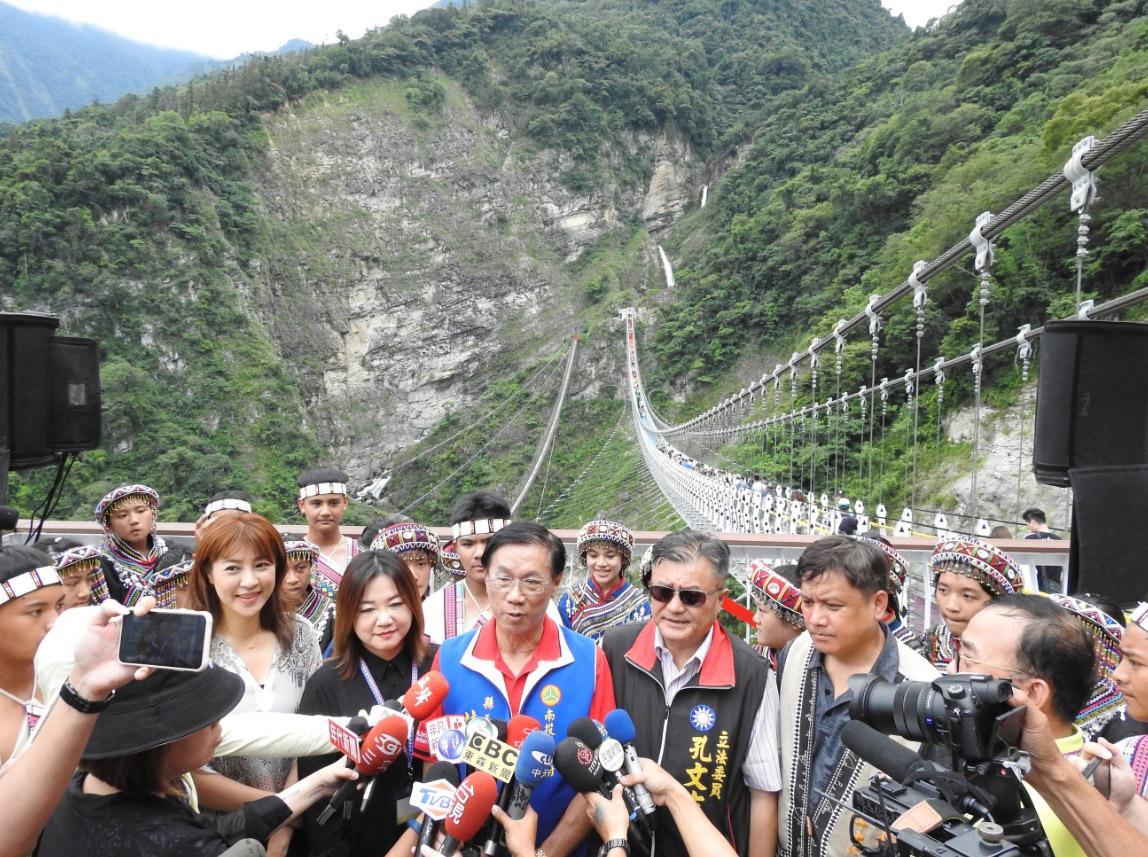 News images-Magistrate Welcomed Visitors in Person in the Opening of Shuanglong Rainbow Suspension Bridge along with Live and Rolling Tribe Tourism Carnival  June 20