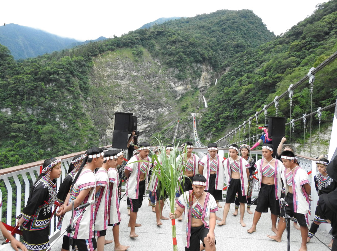 other image2-Magistrate Welcomed Visitors in Person in the Opening of Shuanglong Rainbow Suspension Bridge along with Live and Rolling Tribe Tourism Carnival  June 20