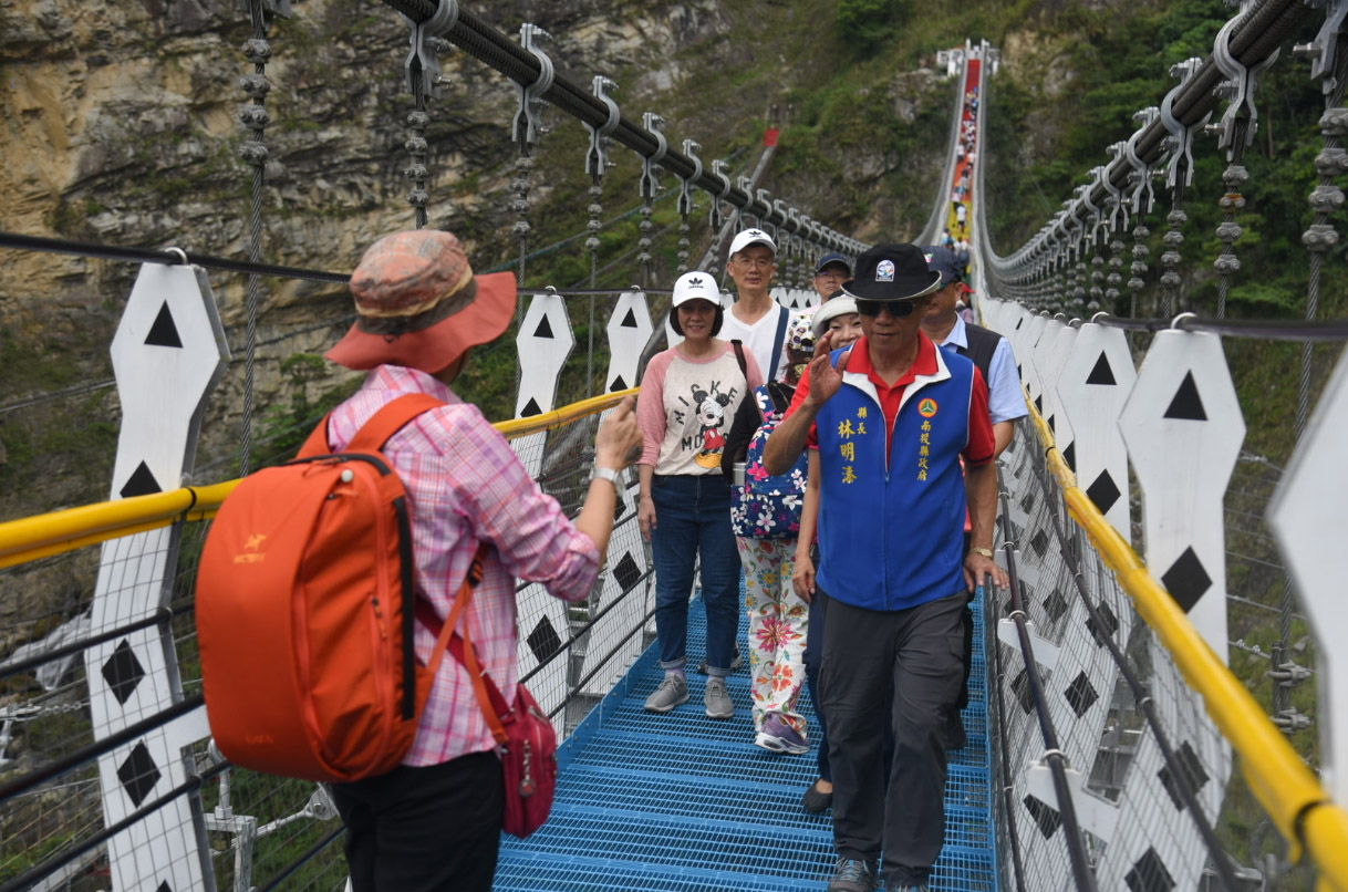 other image3-Magistrate Welcomed Visitors in Person in the Opening of Shuanglong Rainbow Suspension Bridge along with Live and Rolling Tribe Tourism Carnival  June 20