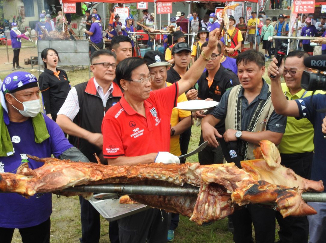 other image4-Magistrate Welcomed Visitors in Person in the Opening of Shuanglong Rainbow Suspension Bridge along with Live and Rolling Tribe Tourism Carnival  June 20