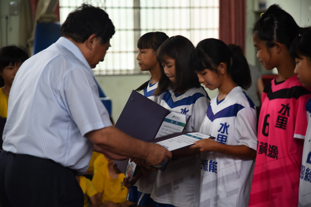 other image1-Deputy Magistrate Chen Awarded Girls’ Soccer Team of Suili Elementary School for Winning National Champion June 22
