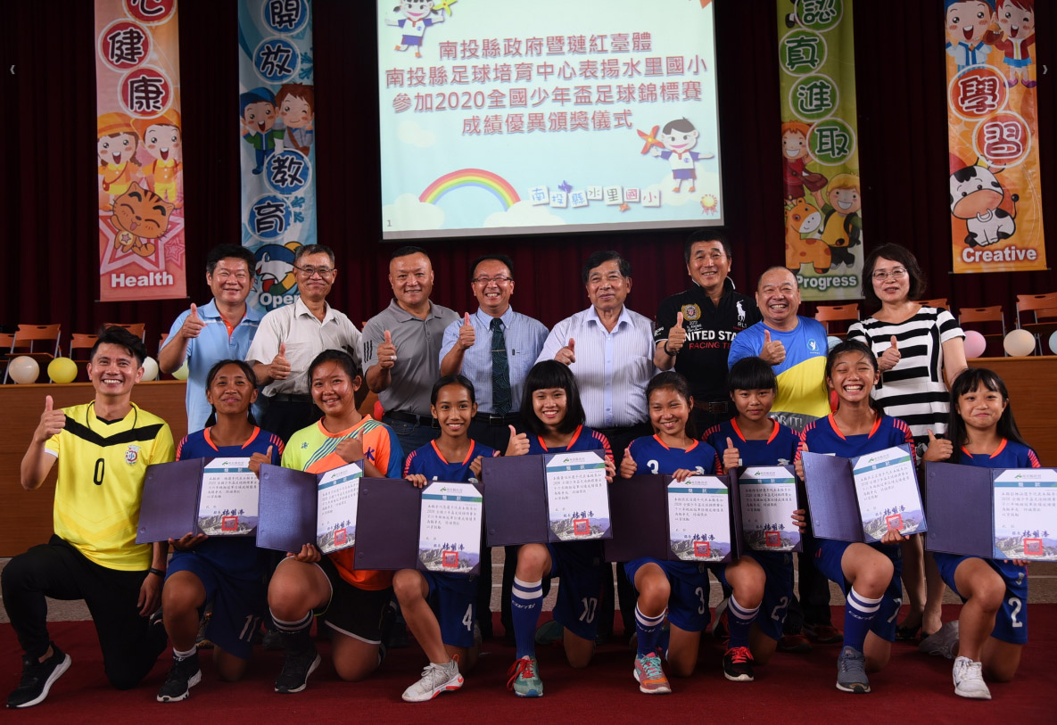other image2-Deputy Magistrate Chen Awarded Girls’ Soccer Team of Suili Elementary School for Winning National Champion June 22