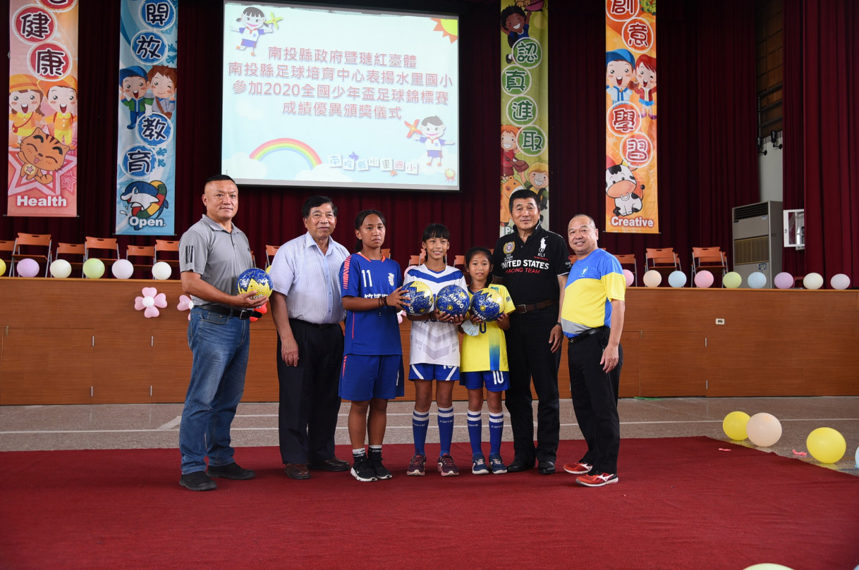 other image3-Deputy Magistrate Chen Awarded Girls’ Soccer Team of Suili Elementary School for Winning National Champion June 22