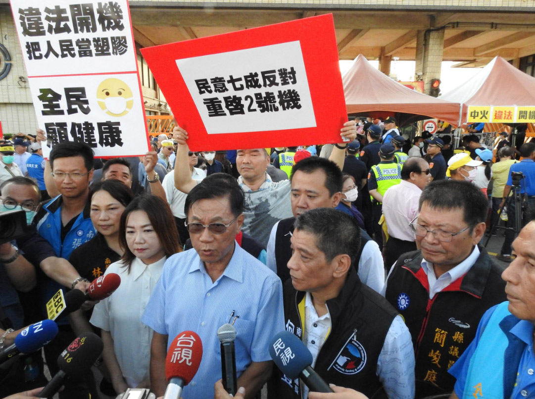 other image4-“Protect Our Lungs From Pollution  Protect the Blue Sky”  Magistrate Lin Ming-zhen Went to Taichung Power Plant to Support Hunger Strike  June 30