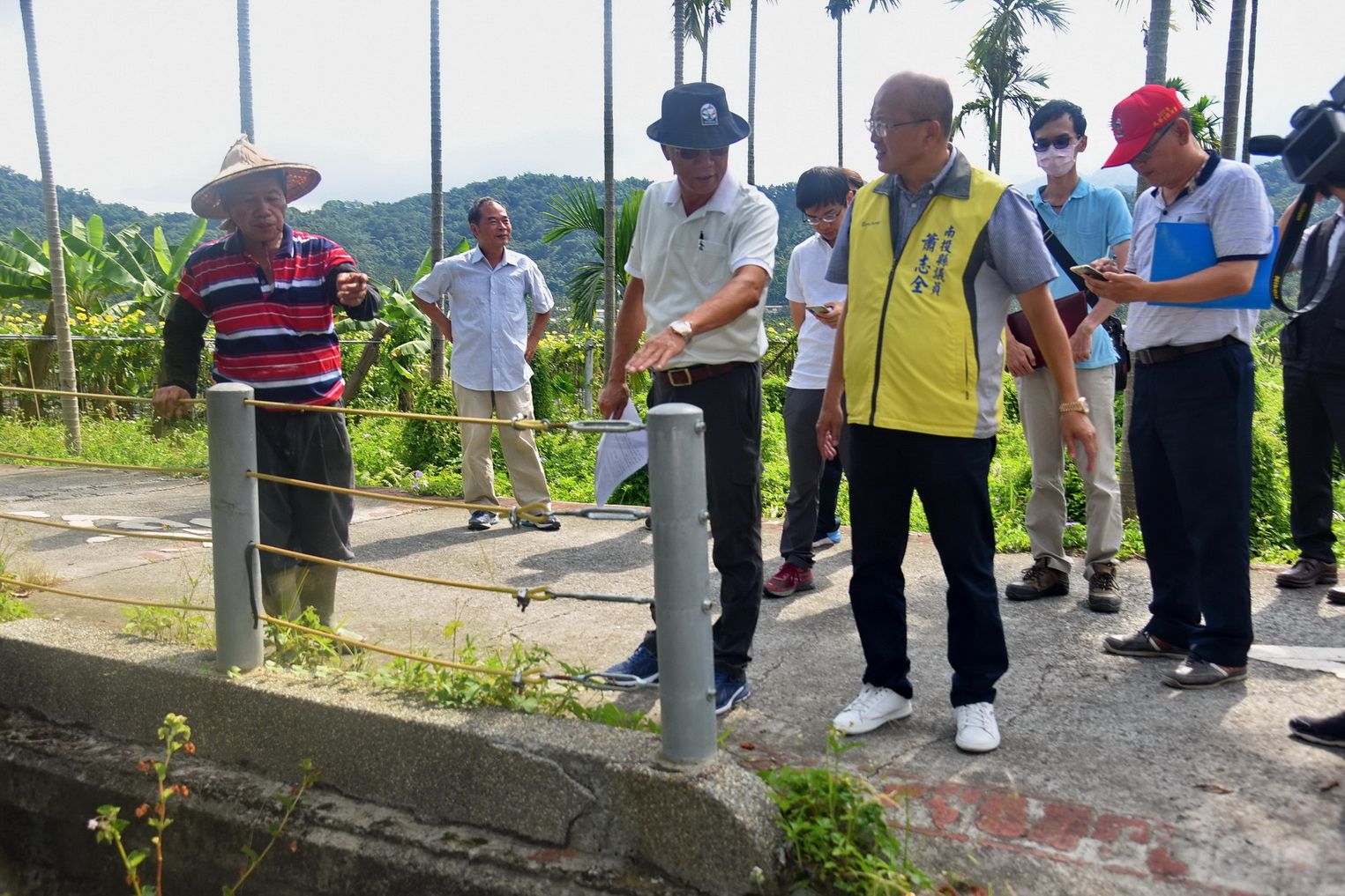 圖片-林縣長會勘魚池頭社區排護岸及多處道路水溝改善工程