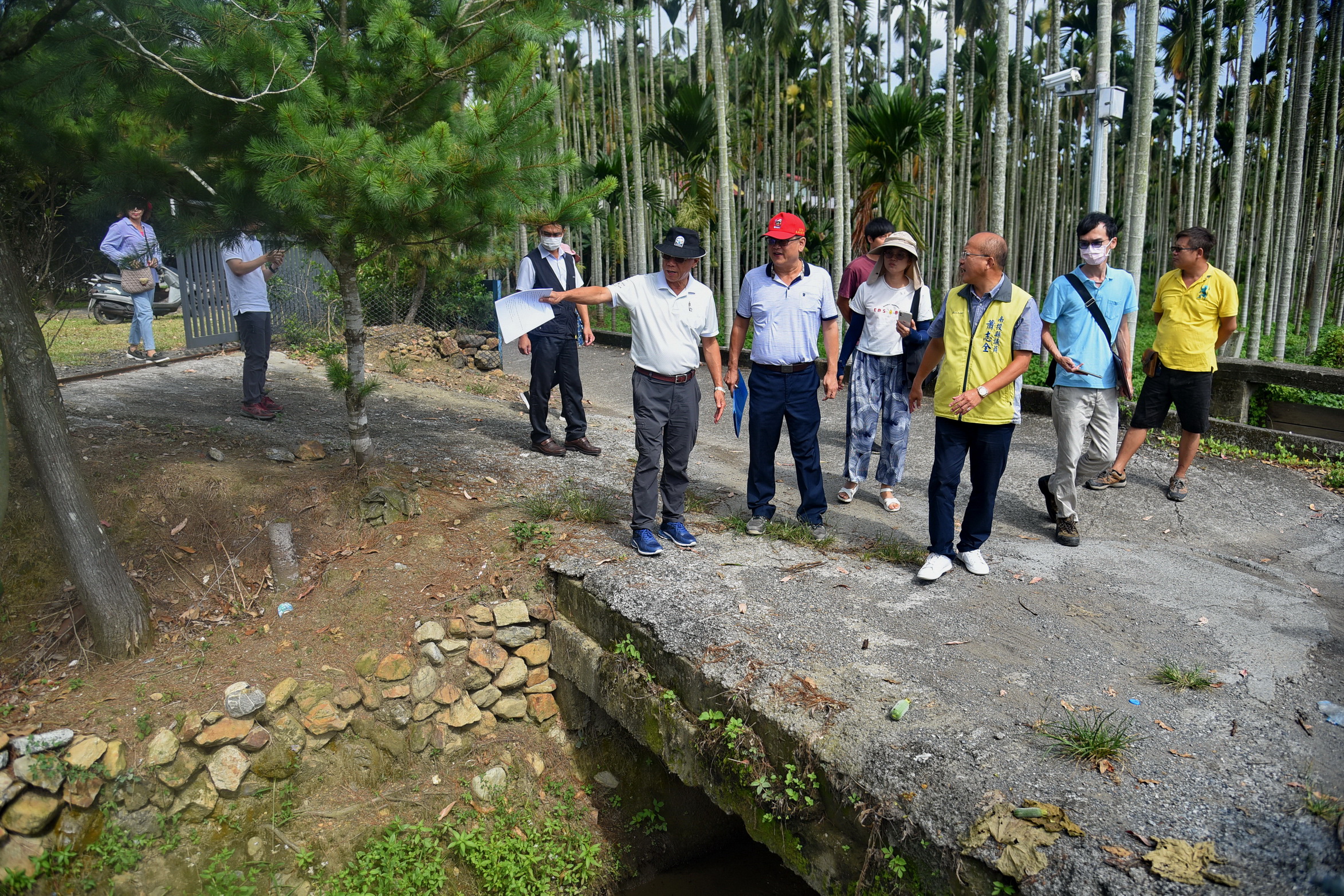 相關圖片1-林縣長會勘魚池頭社區排護岸及多處道路水溝改善工程