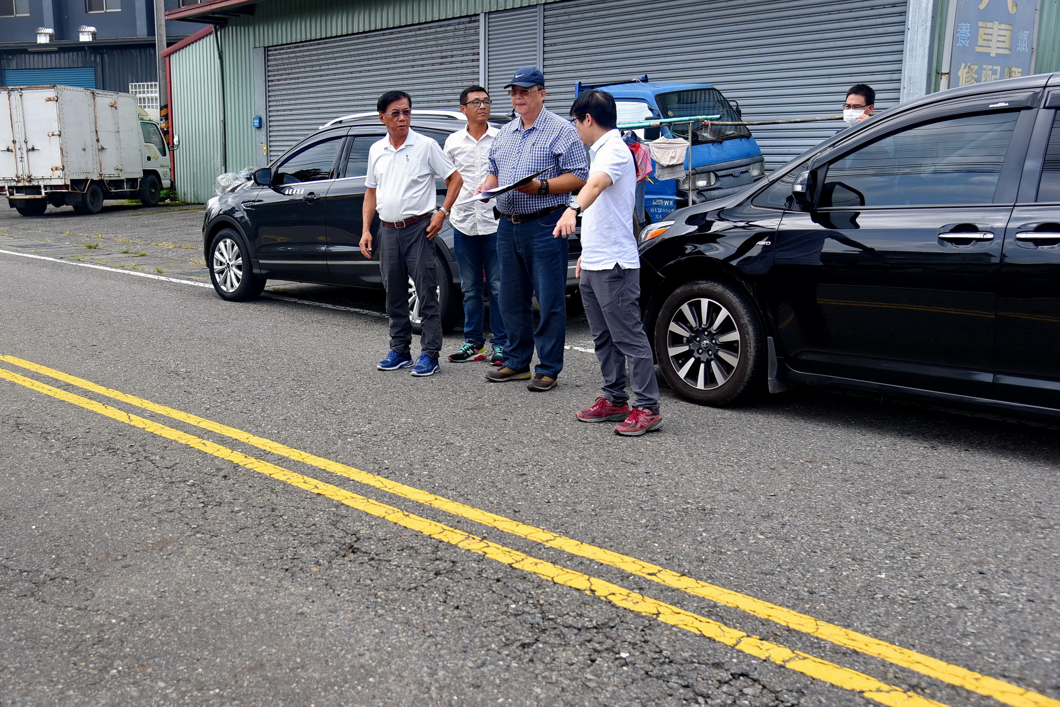 相關圖片2-林縣長會勘魚池頭社區排護岸及多處道路水溝改善工程