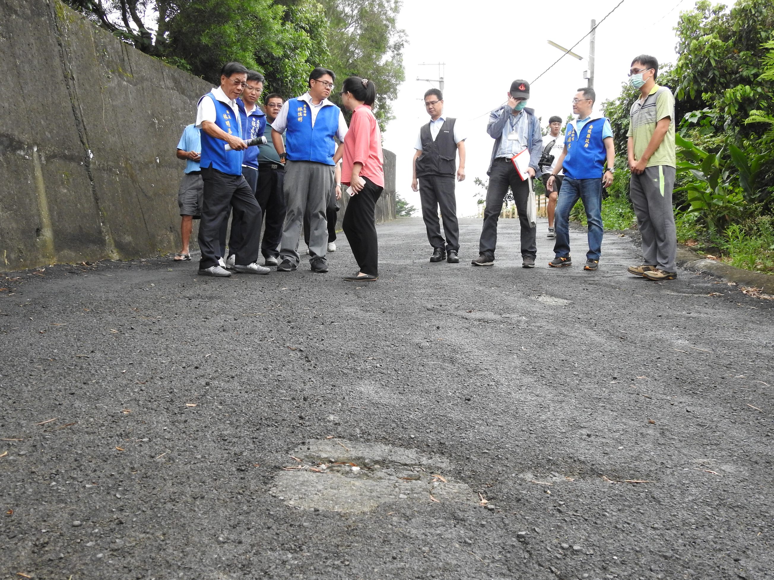 相關圖片2-南投市五里多處道路排水不良 縣長實勘允諾徹底改善