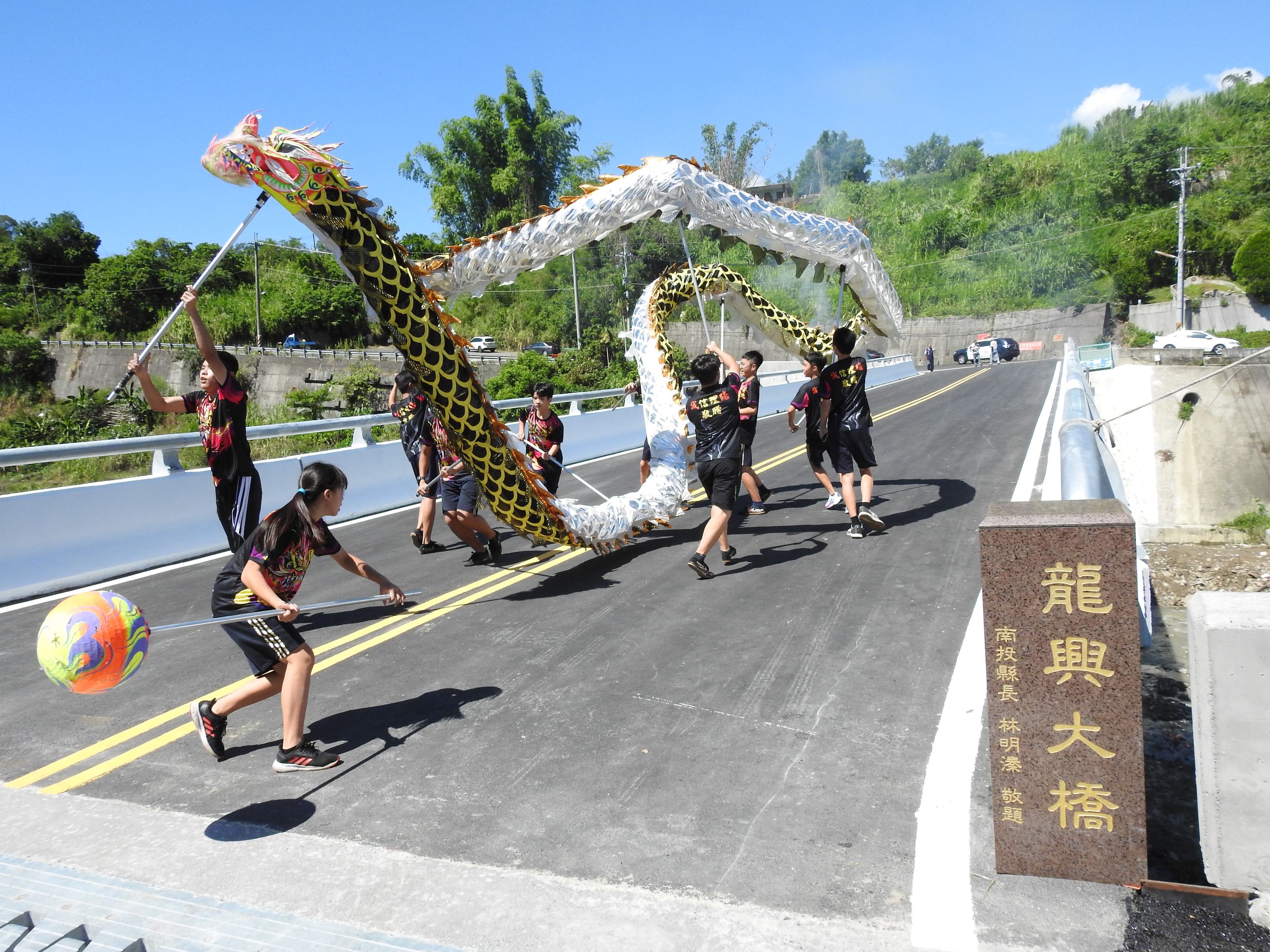 相關圖片2-龍興大橋改建落成地方歡慶，林縣長偕人瑞走過新橋見證