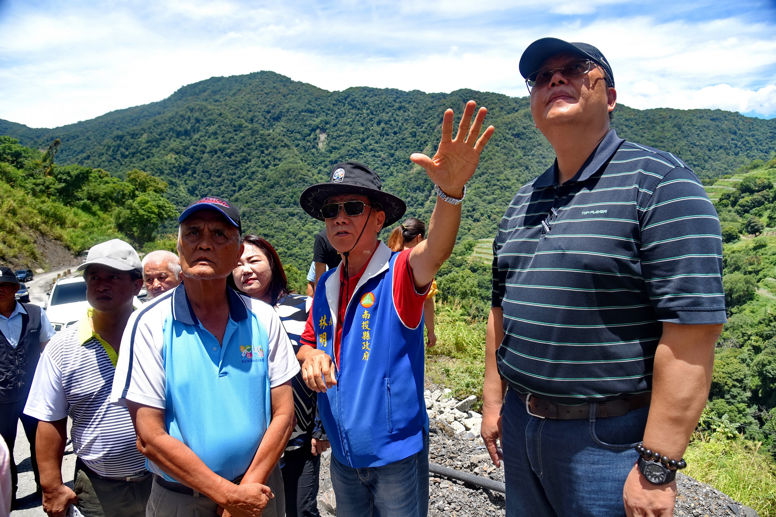 圖片-林縣長視察投89線重大工程進度 指示縮短工期協助部落收成