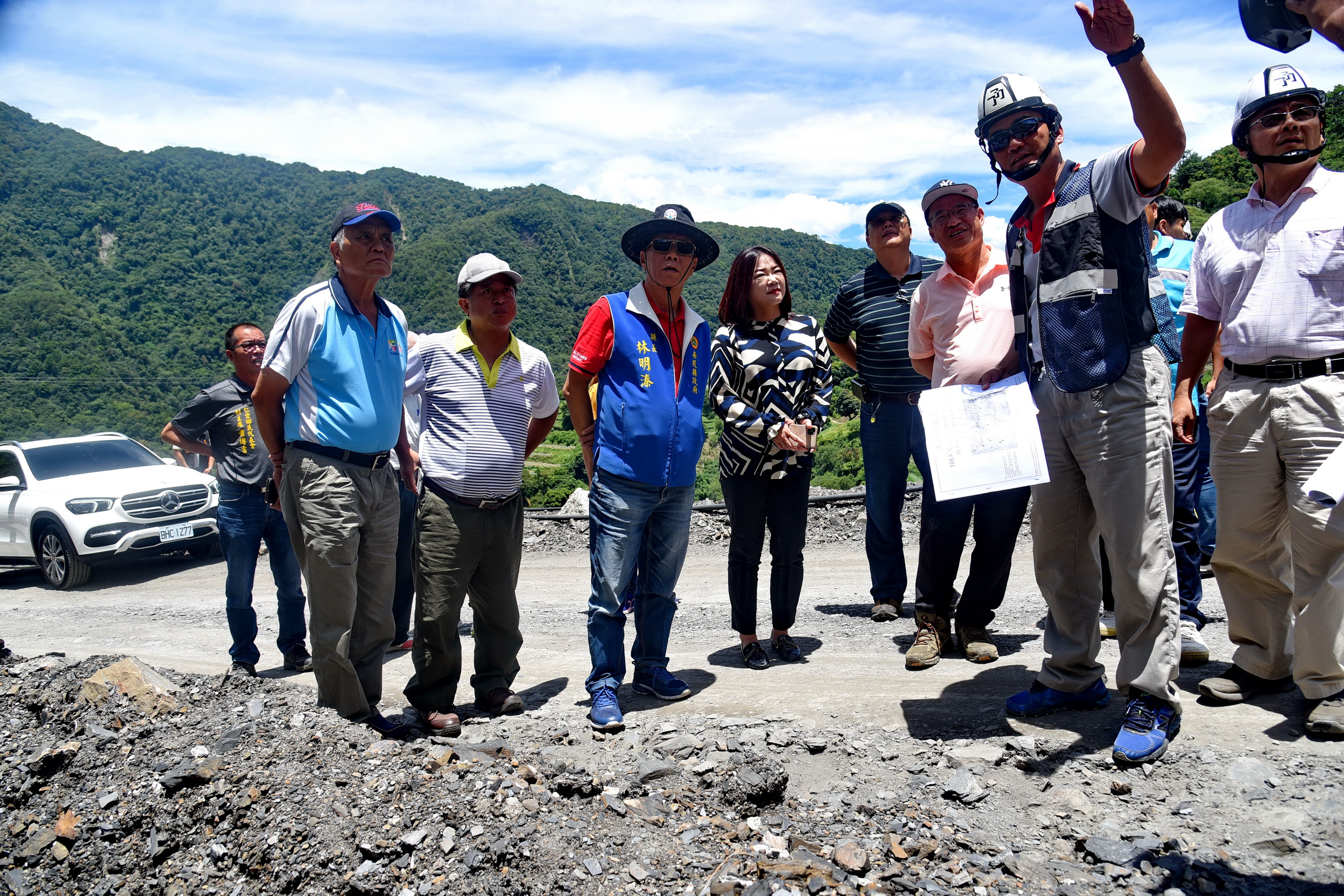 相關圖片1-林縣長視察投89線重大工程進度 指示縮短工期協助部落收成