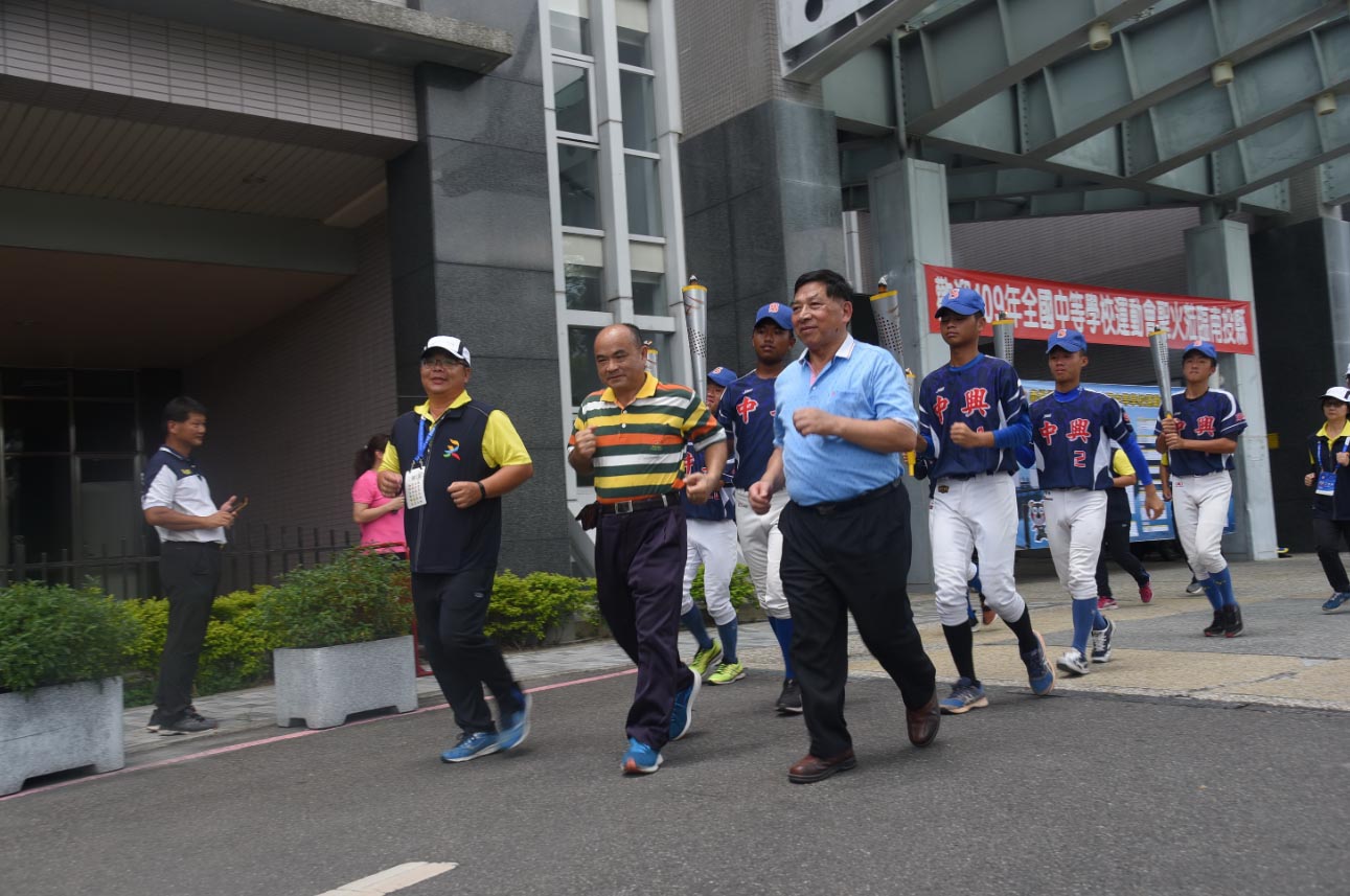 News images-Deputy County Magistrate Chen led the team to greet the torch of National High School Athletics, backing Nantou to break a new record, July 11