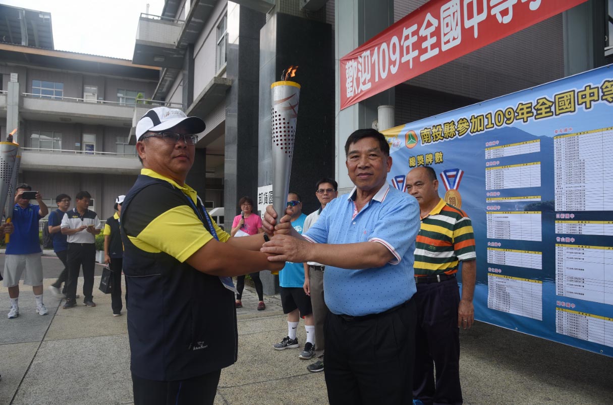 other image2-Deputy County Magistrate Chen led the team to greet the torch of National High School Athletics, backing Nantou to break a new record, July 11