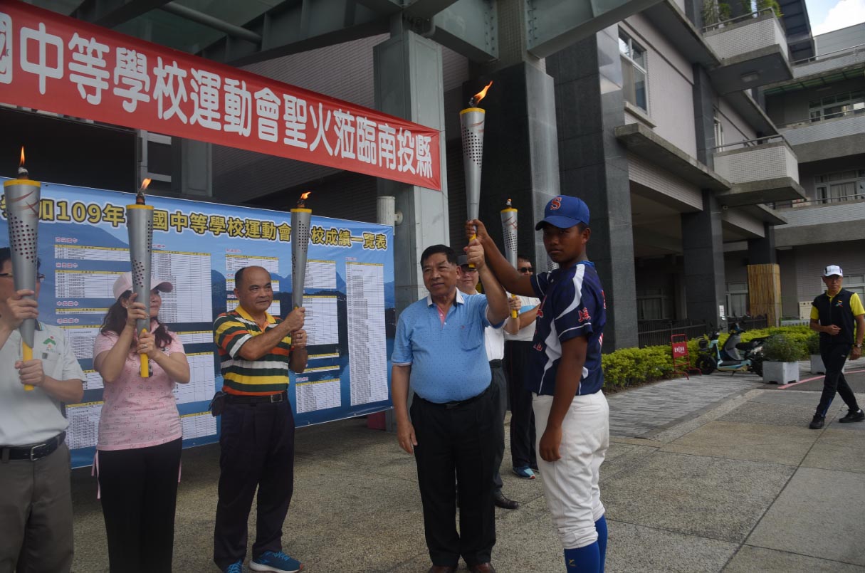 other image3-Deputy County Magistrate Chen led the team to greet the torch of National High School Athletics, backing Nantou to break a new record, July 11