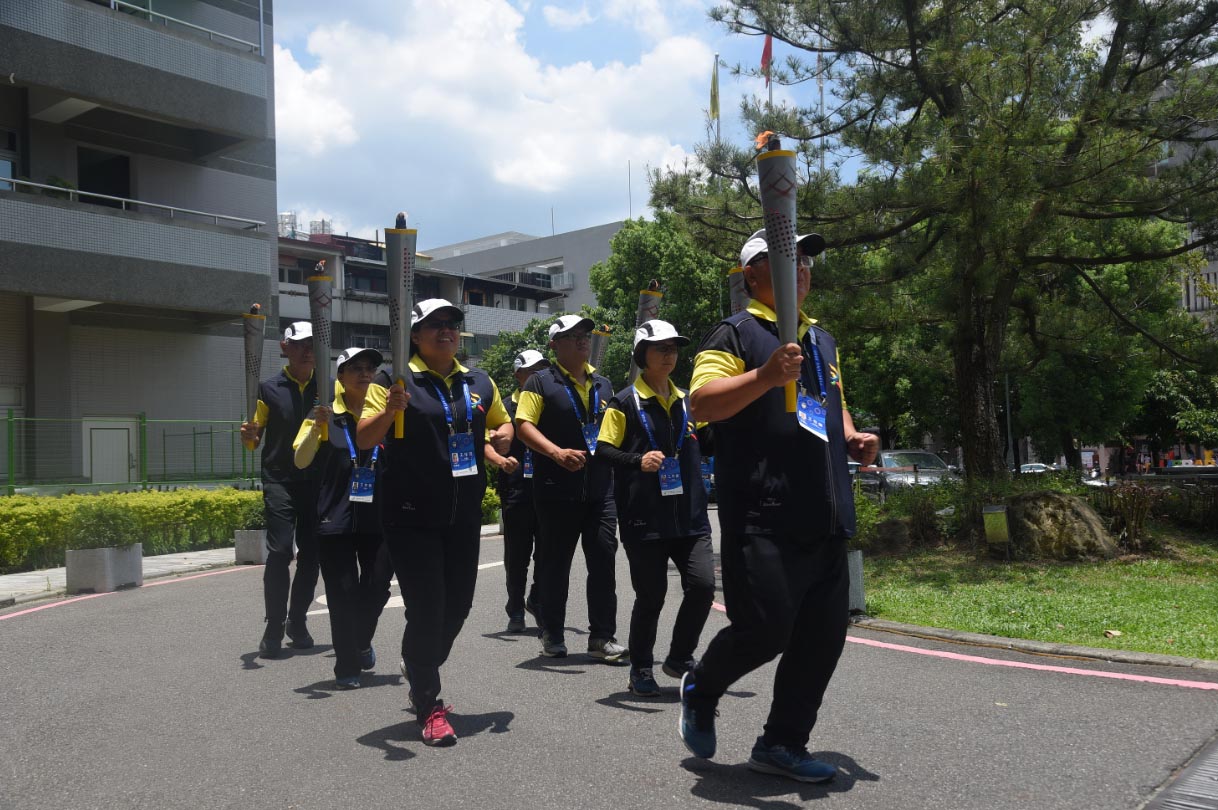 other image4-Deputy County Magistrate Chen led the team to greet the torch of National High School Athletics, backing Nantou to break a new record, July 11