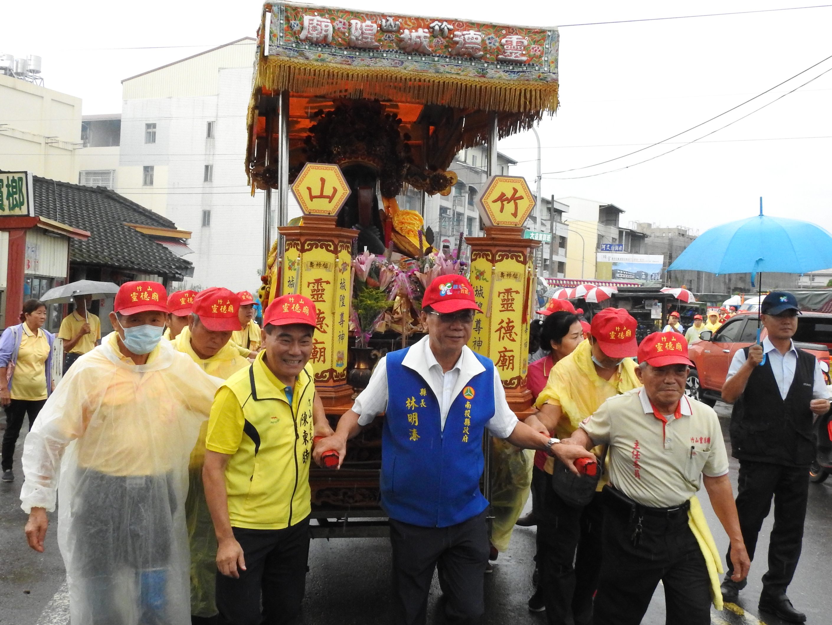 圖片-林縣長點起馬炮扶轎  竹山城隍爺出巡遶境庇佑闔境平安
