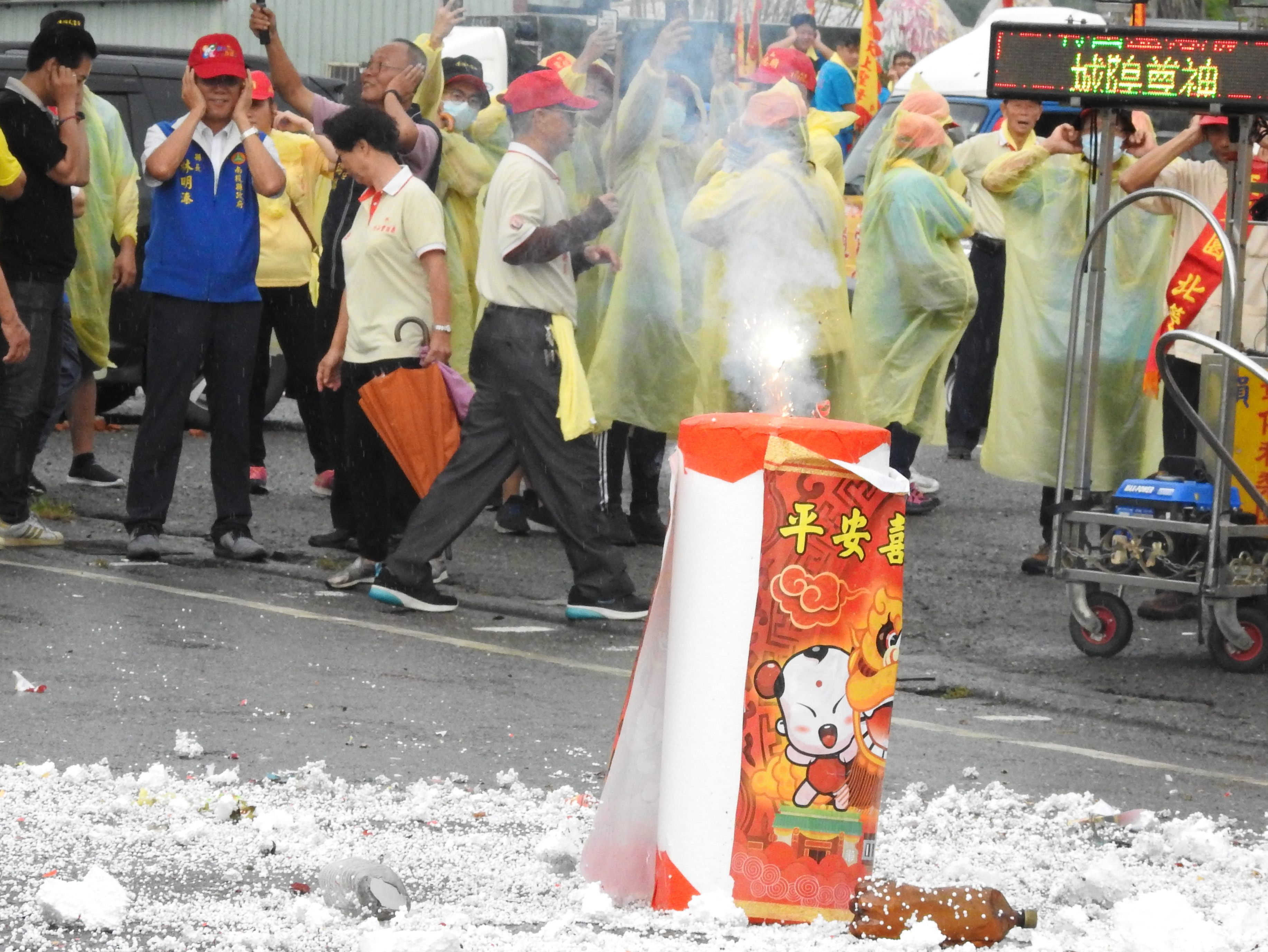 相關圖片2-林縣長點起馬炮扶轎  竹山城隍爺出巡遶境庇佑闔境平安