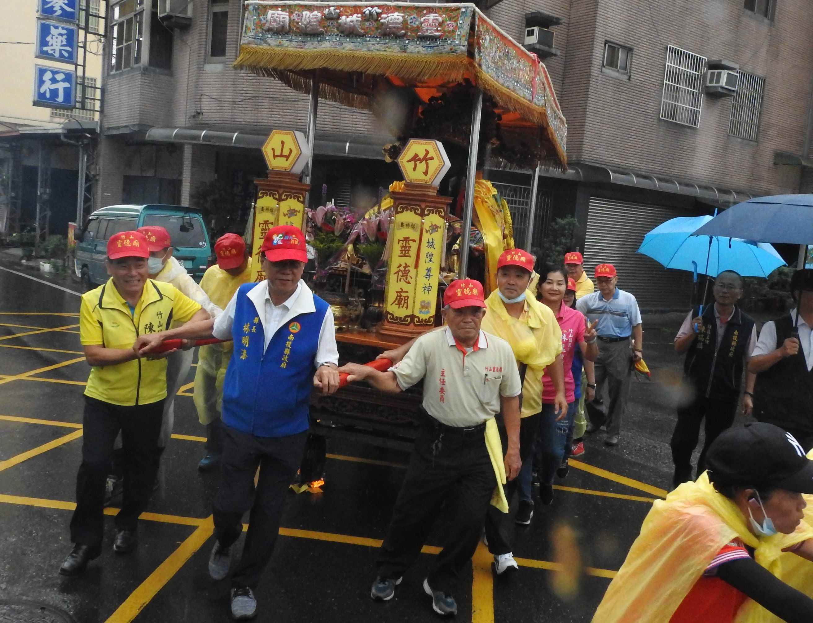 相關圖片3-林縣長點起馬炮扶轎  竹山城隍爺出巡遶境庇佑闔境平安