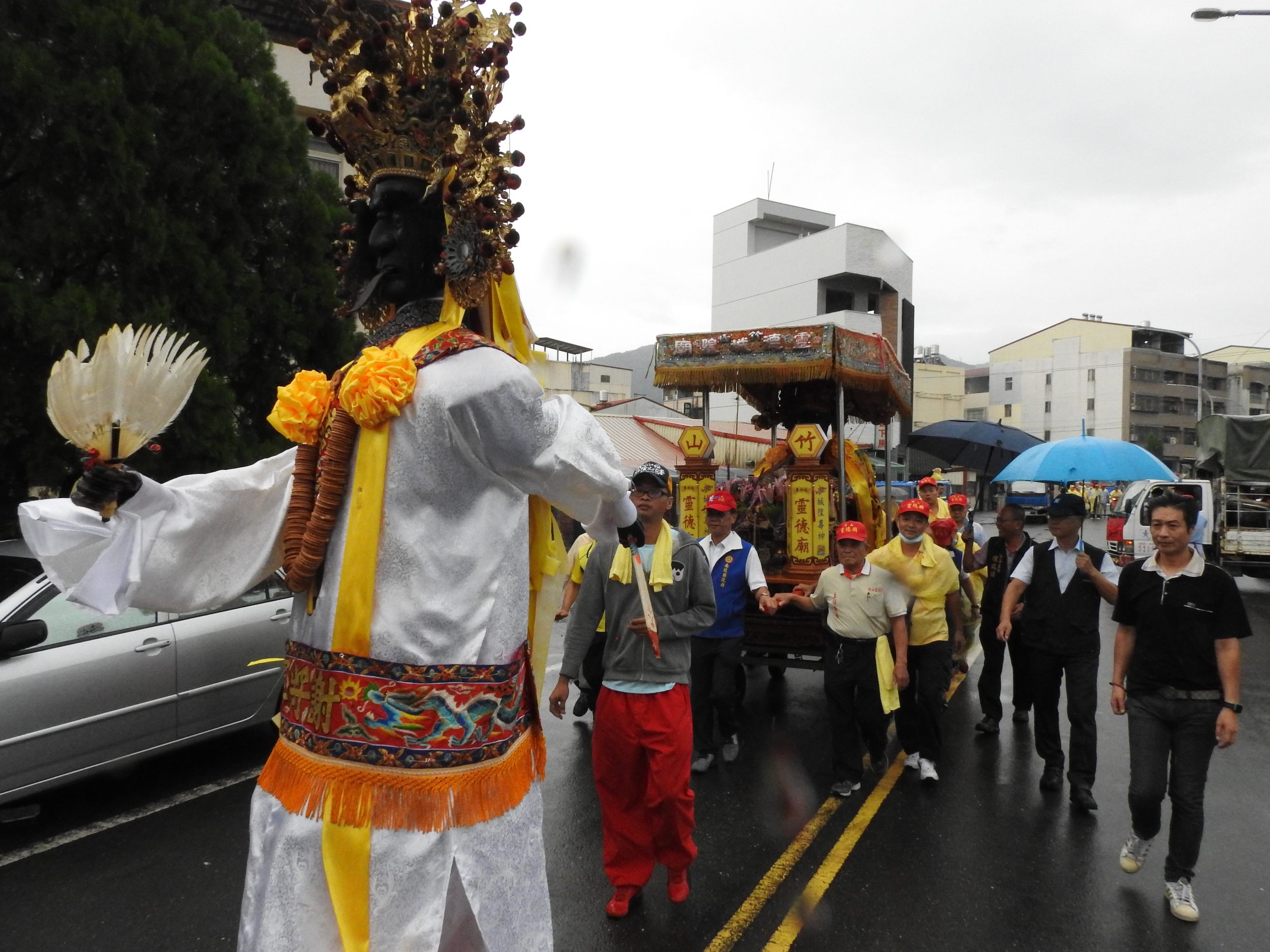 相關圖片4-林縣長點起馬炮扶轎  竹山城隍爺出巡遶境庇佑闔境平安