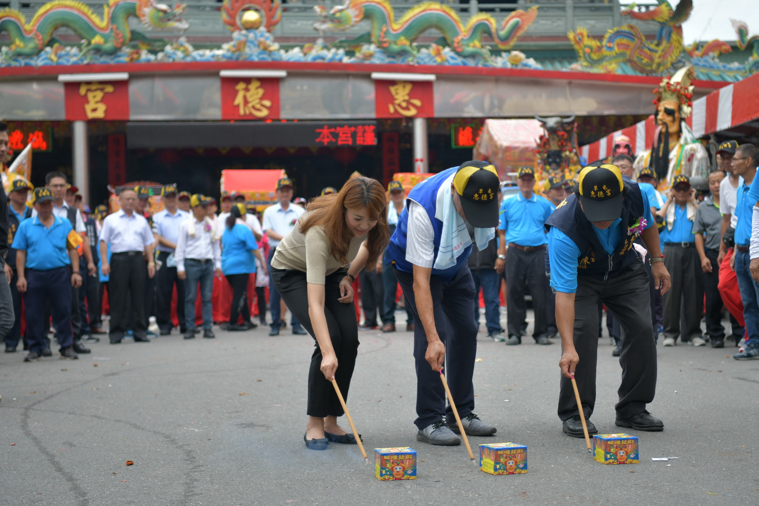 相關圖片4-惠德宮城隍尊神遶境活動　林縣長點起馬炮