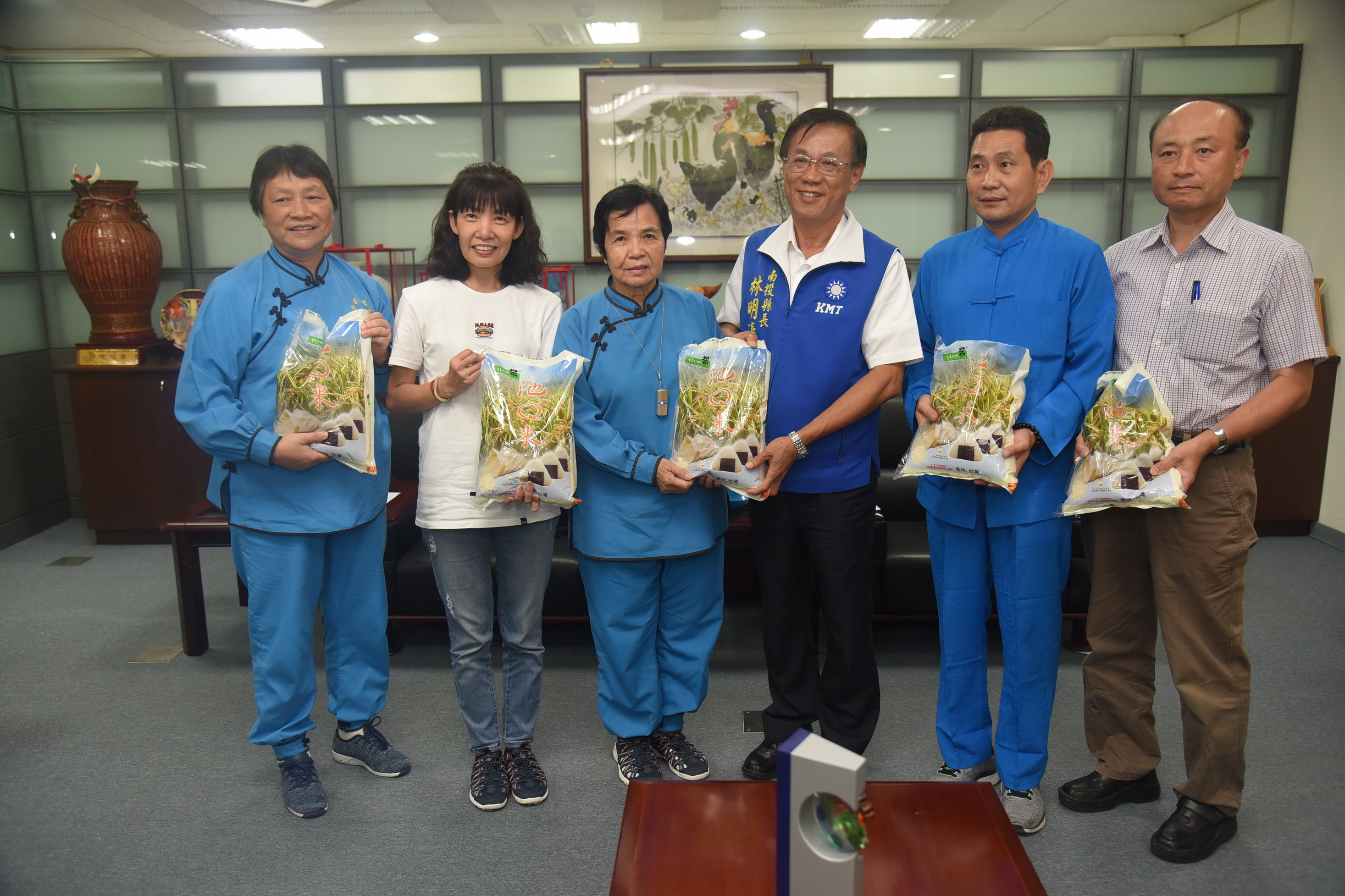 圖片-新北善琴慈惠堂捐白米助弱勢 林縣長贈感謝狀