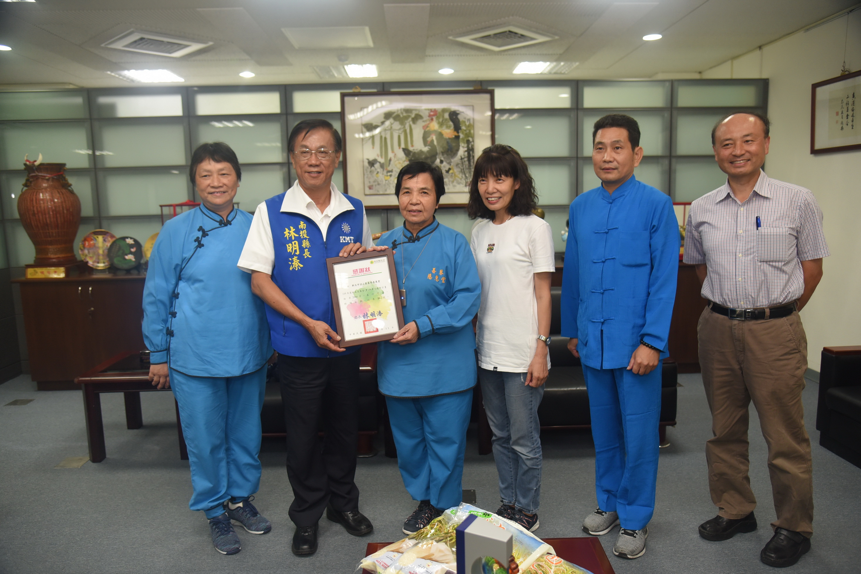 相關圖片1-新北善琴慈惠堂捐白米助弱勢 林縣長贈感謝狀