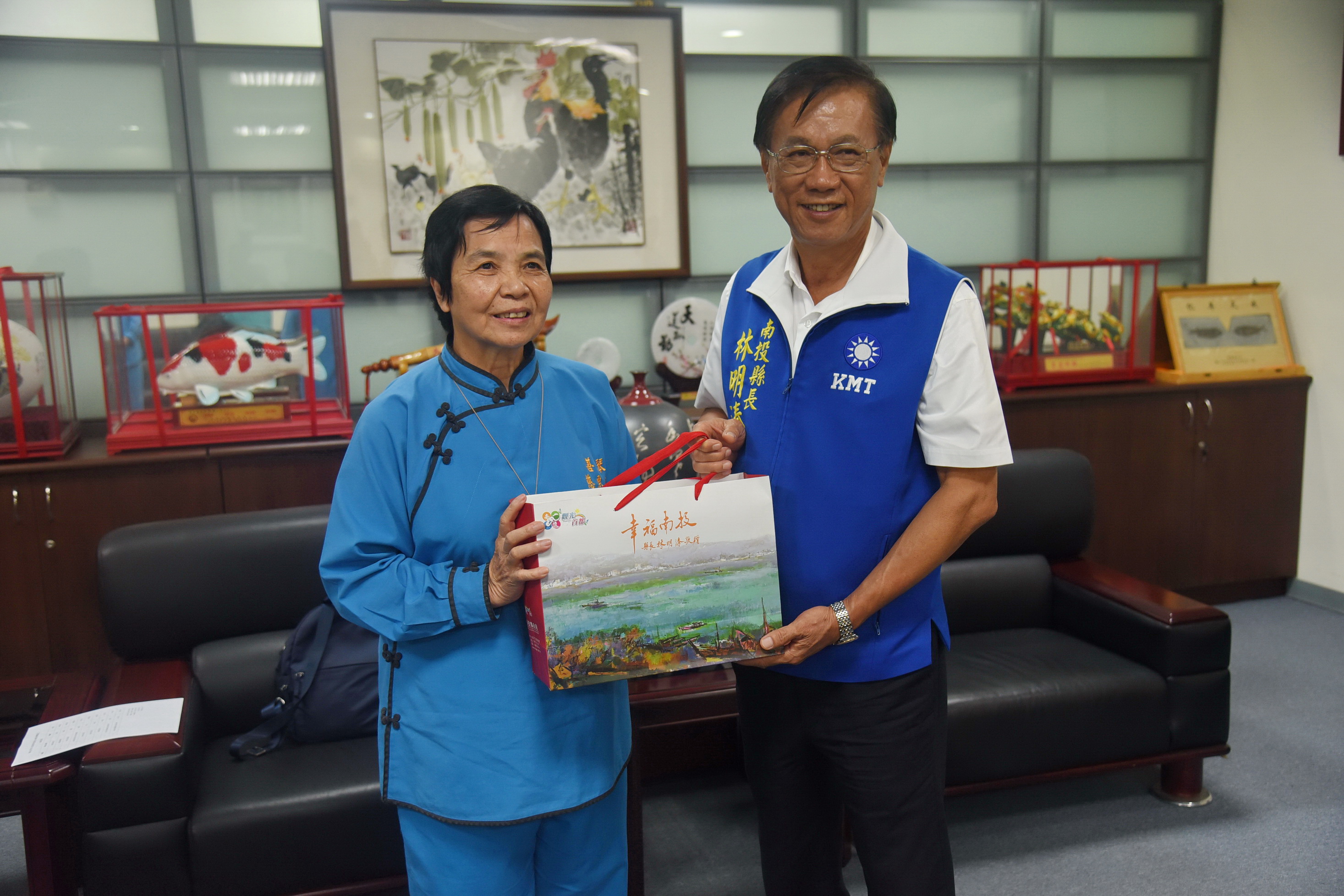 相關圖片2-新北善琴慈惠堂捐白米助弱勢 林縣長贈感謝狀