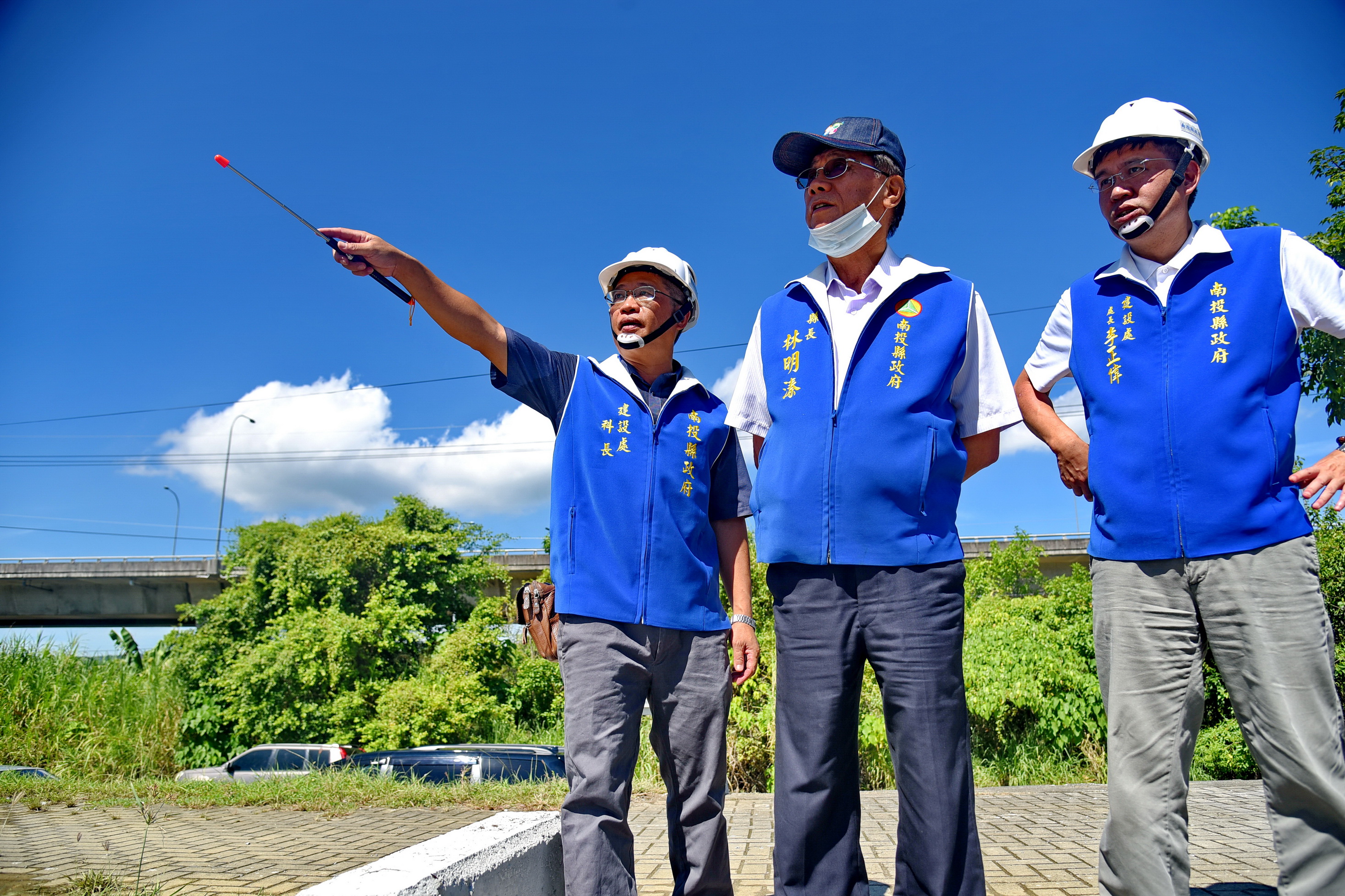 圖片-林縣長視察牛運堀排水整治及貓羅溪左岸堤防修復工程