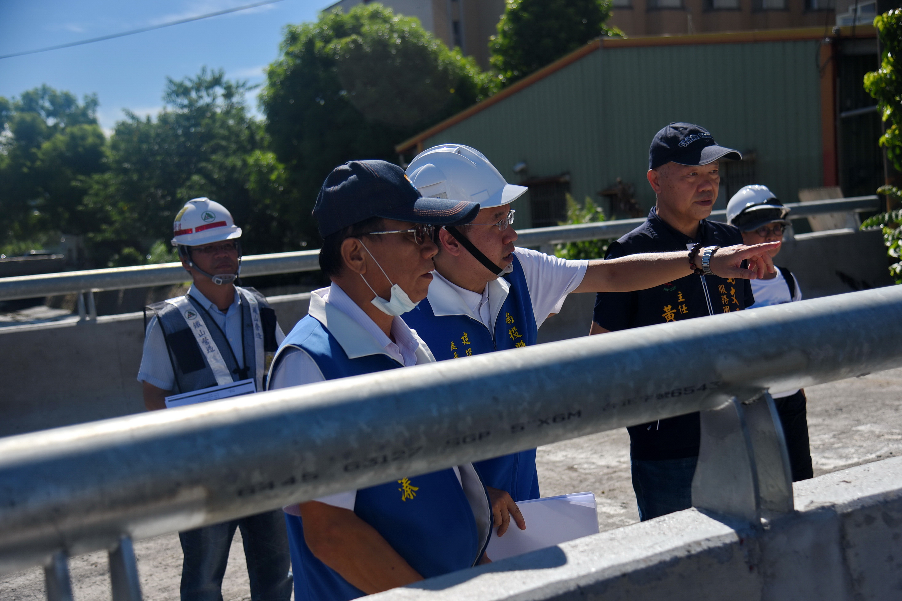 相關圖片2-林縣長視察牛運堀排水整治及貓羅溪左岸堤防修復工程