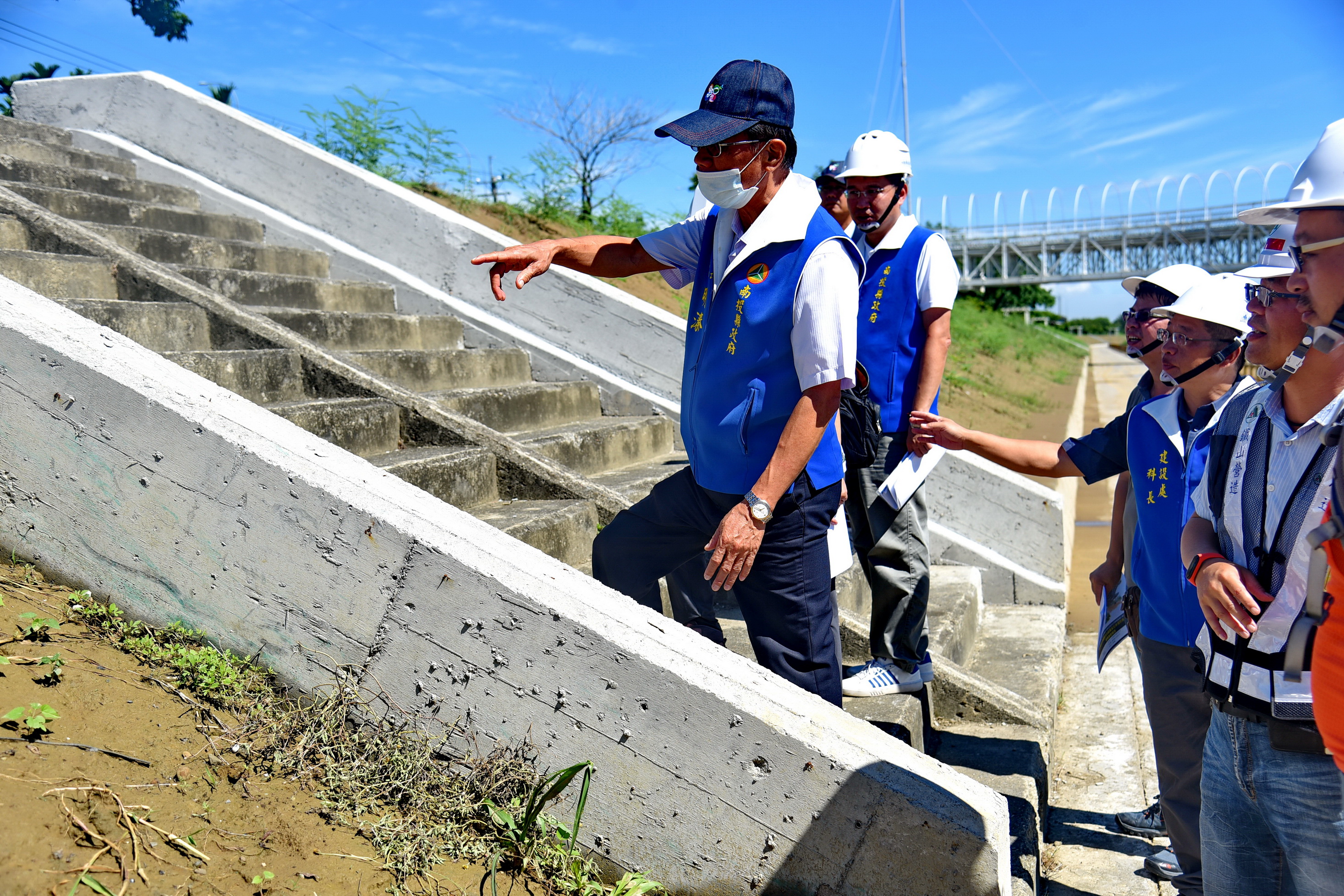 相關圖片4-林縣長視察牛運堀排水整治及貓羅溪左岸堤防修復工程