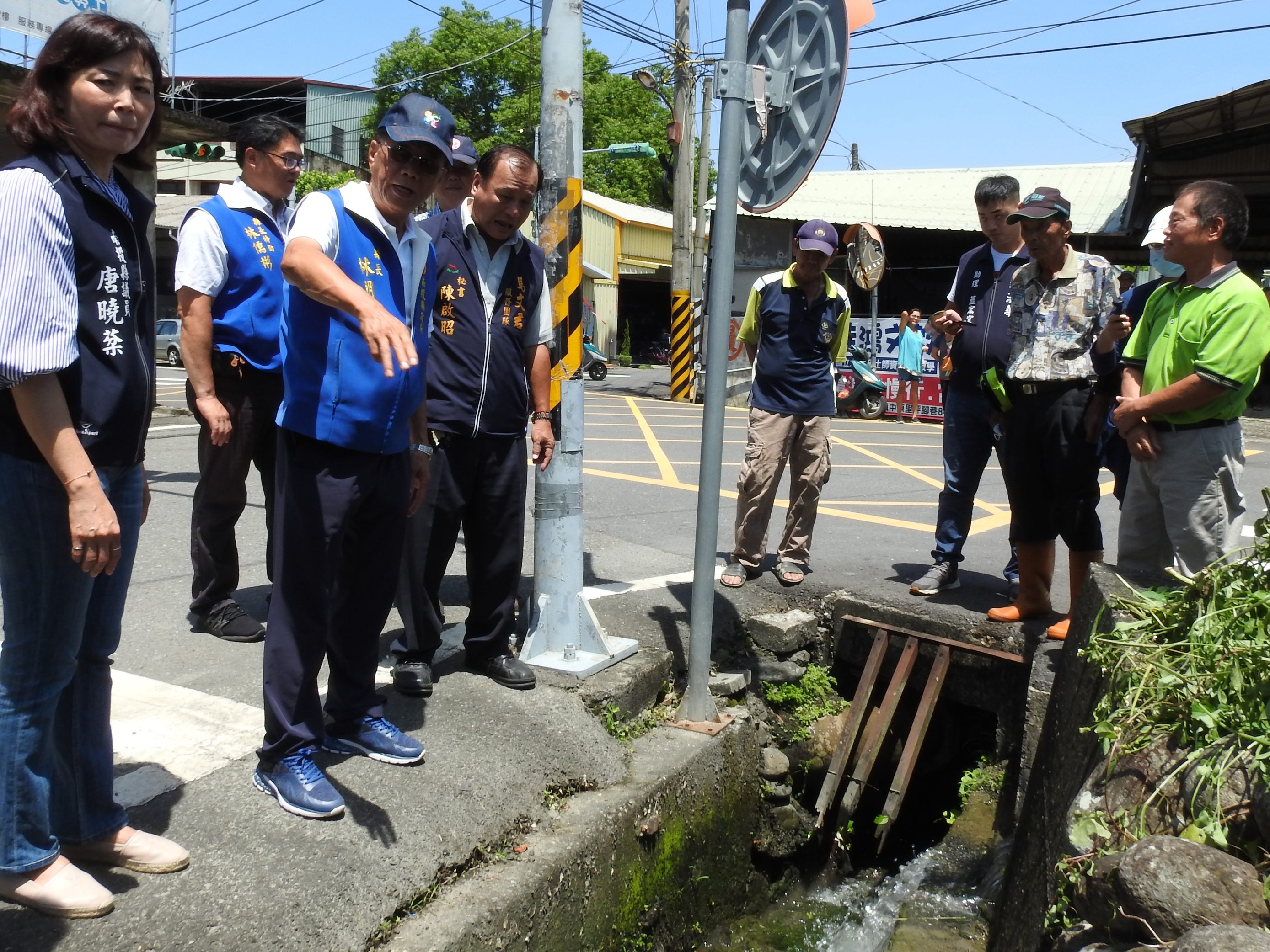 相關圖片4-改善路口、農路、排溝缺損安全第一 林縣長會勘頻頻加碼