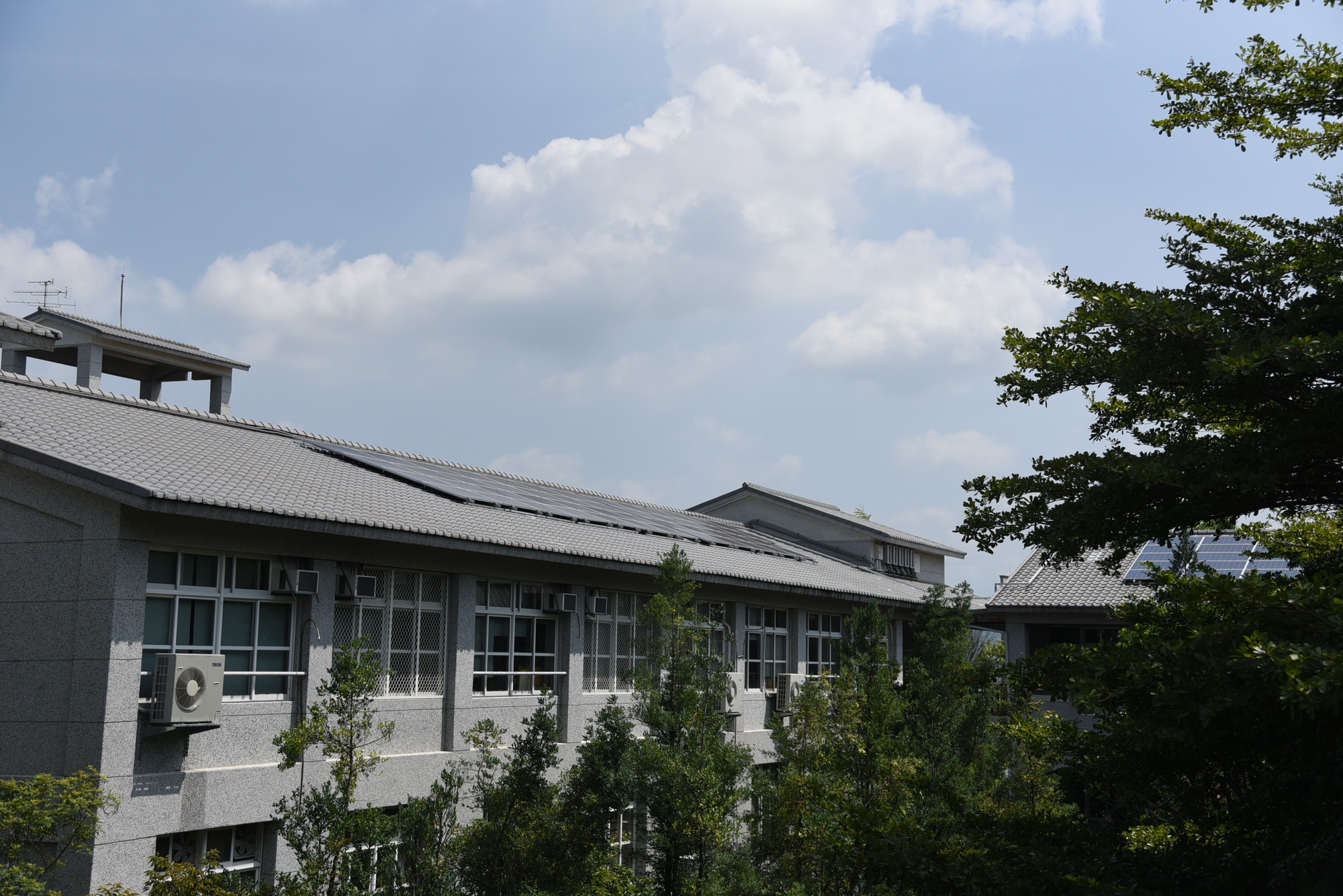 相關圖片2-林縣長會勘國中小電力盤點作業  實現班班有冷氣