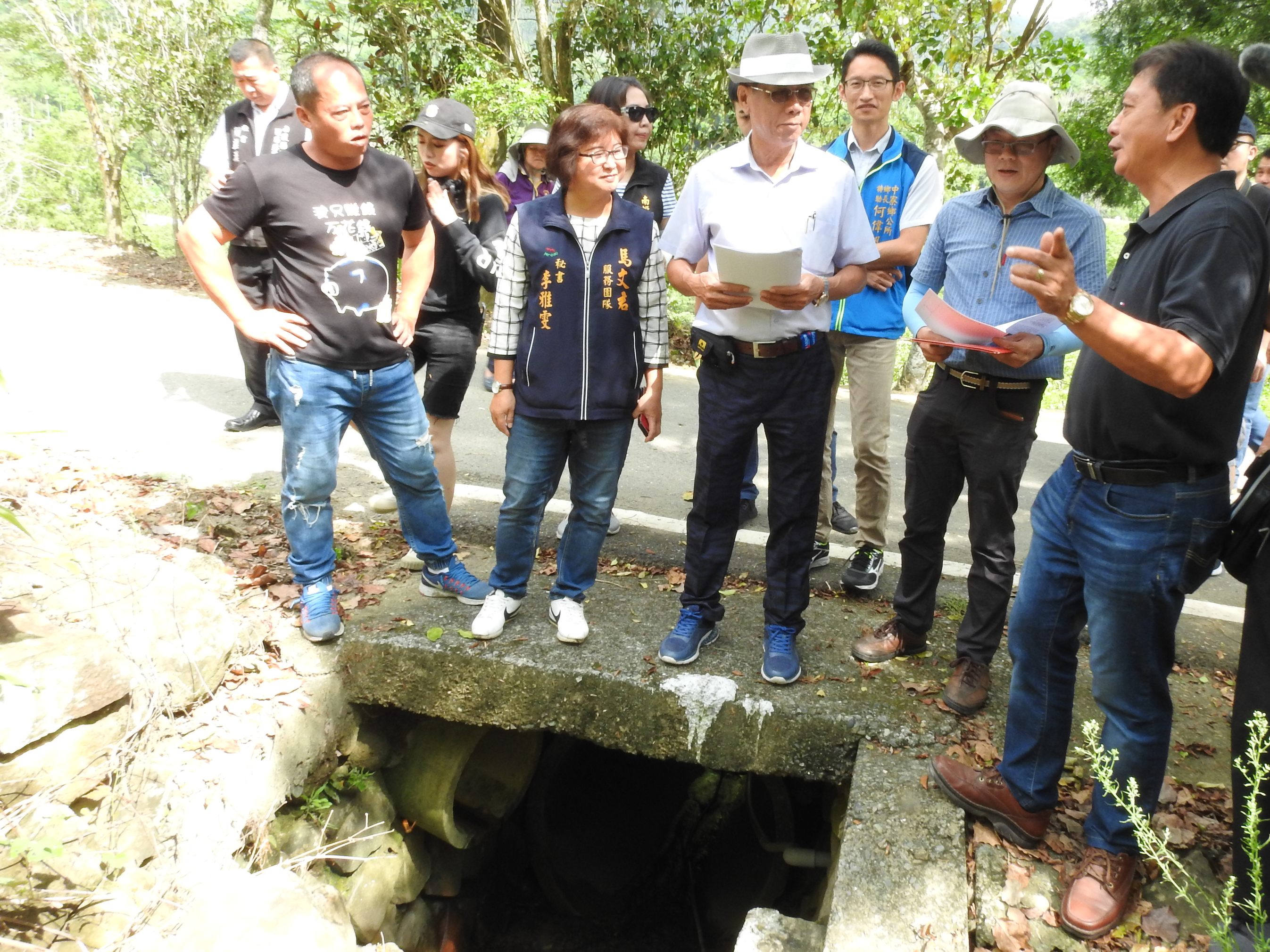圖片-中寮兩處邊坡排水不良及一段泥土農路難行 林縣長會勘改善