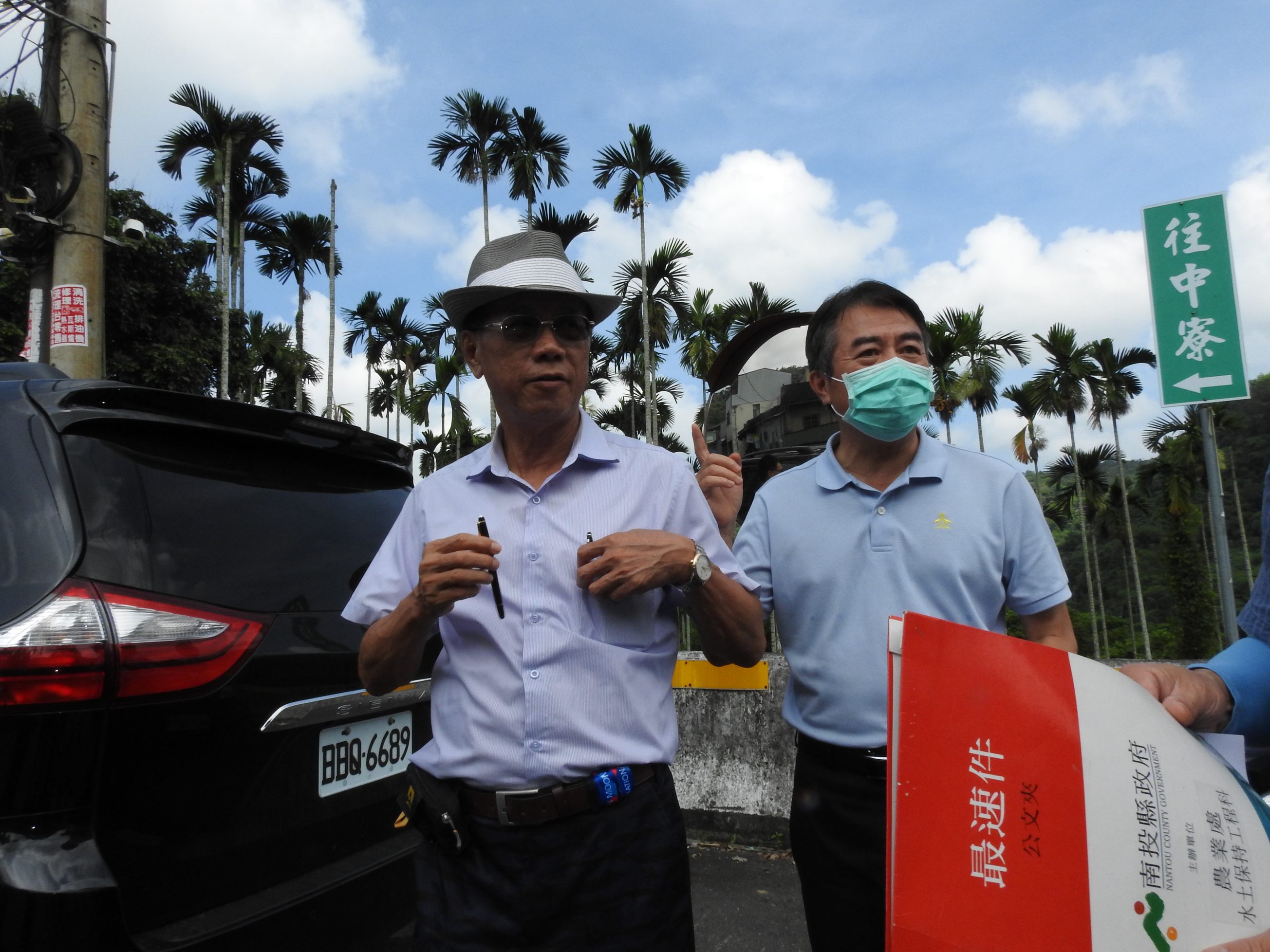 相關圖片1-中寮兩處邊坡排水不良及一段泥土農路難行 林縣長會勘改善