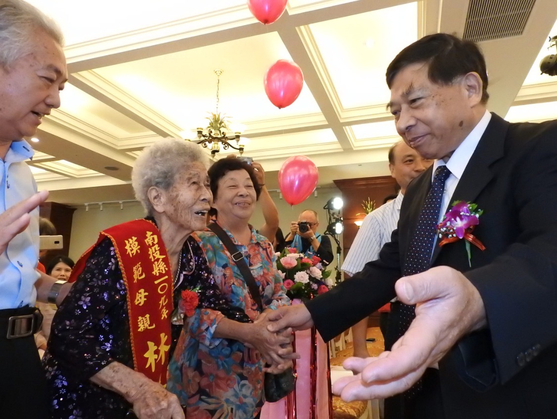 News images-Celebrating the County’s Model Fathers and Mothers  Deputy Magistrate Chen Awarded Them with Blessings  Aug. 6