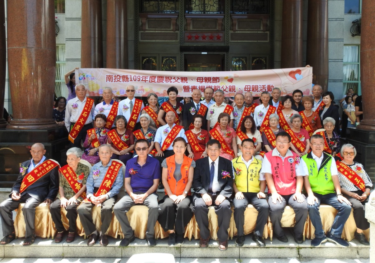 other image1-Celebrating the County’s Model Fathers and Mothers  Deputy Magistrate Chen Awarded Them with Blessings  Aug. 6