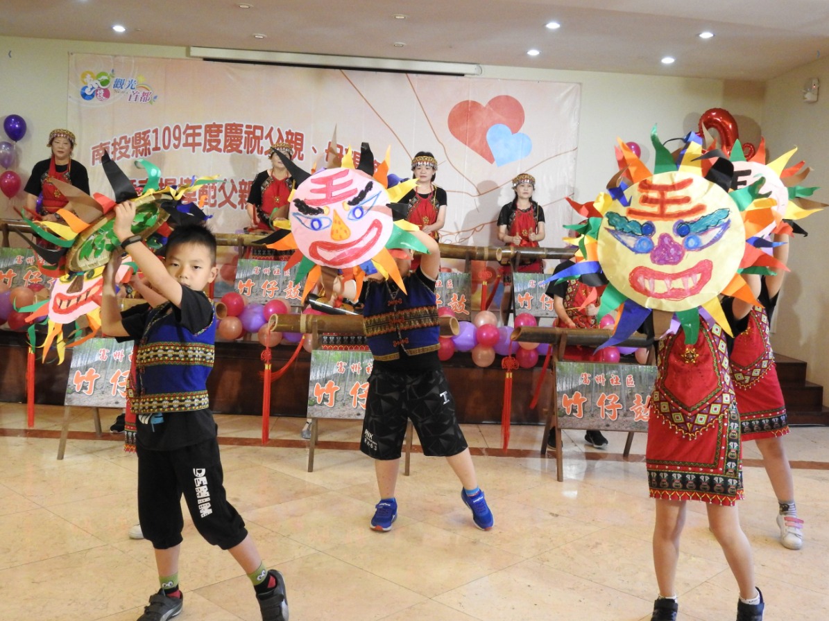 other image2-Celebrating the County’s Model Fathers and Mothers  Deputy Magistrate Chen Awarded Them with Blessings  Aug. 6