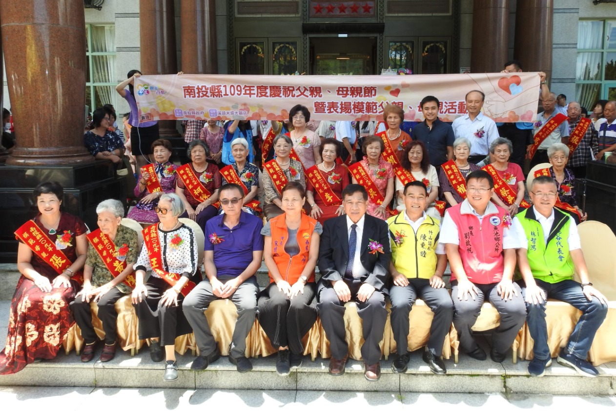 other image3-Celebrating the County’s Model Fathers and Mothers  Deputy Magistrate Chen Awarded Them with Blessings  Aug. 6