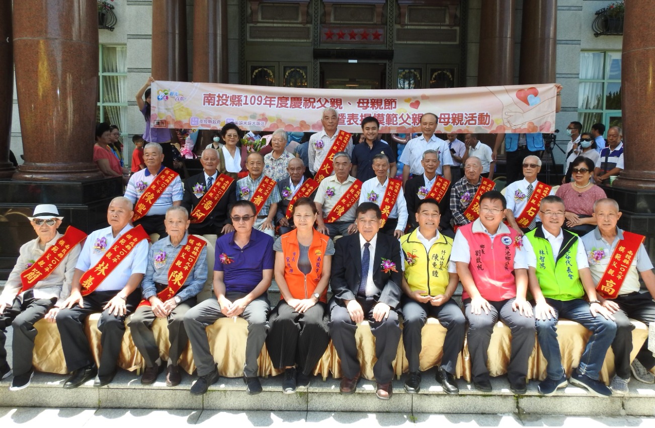 other image4-Celebrating the County’s Model Fathers and Mothers  Deputy Magistrate Chen Awarded Them with Blessings  Aug. 6