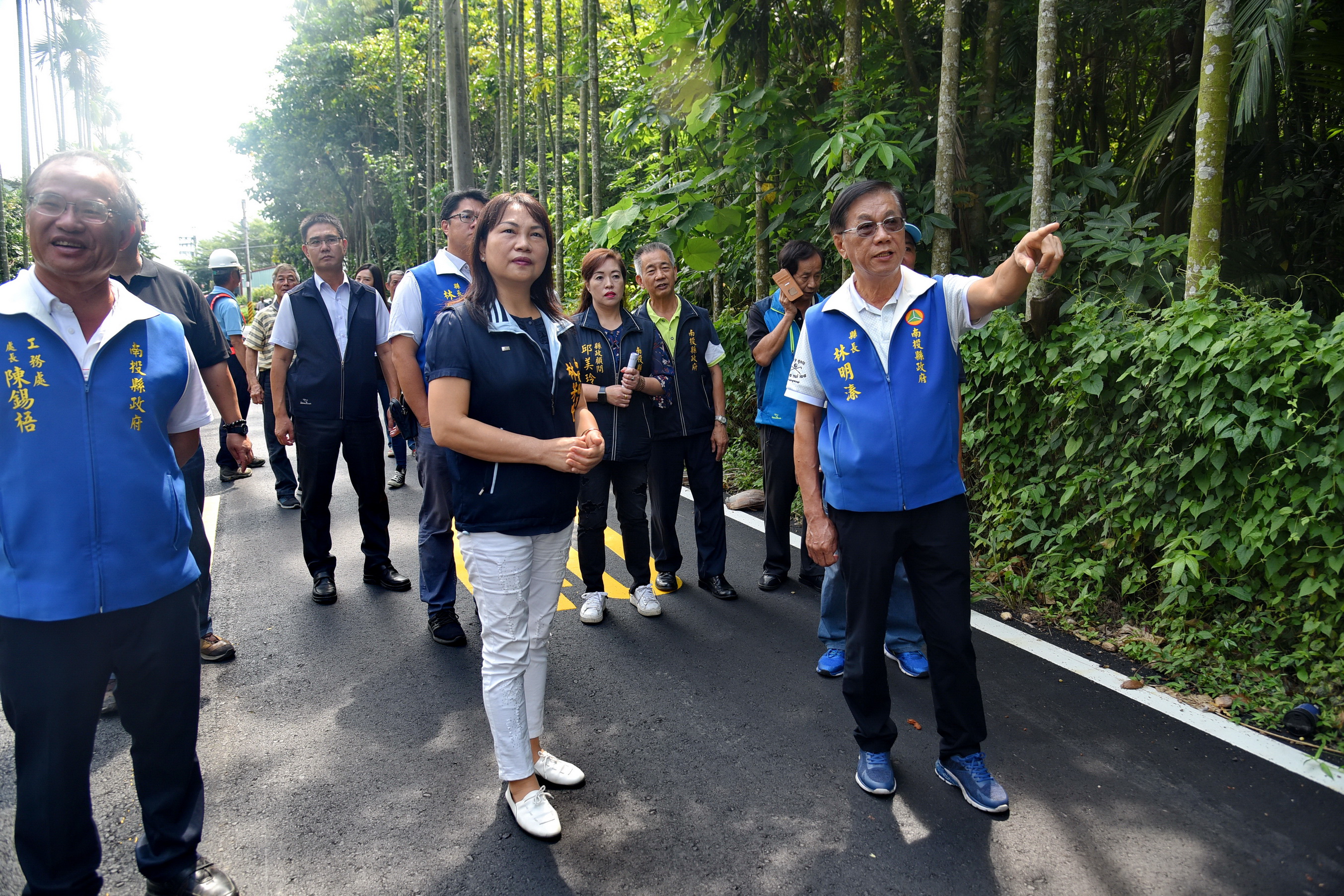 圖片-林縣長視察縣道136線改善情形 路平無人孔蓋鄉親肯定