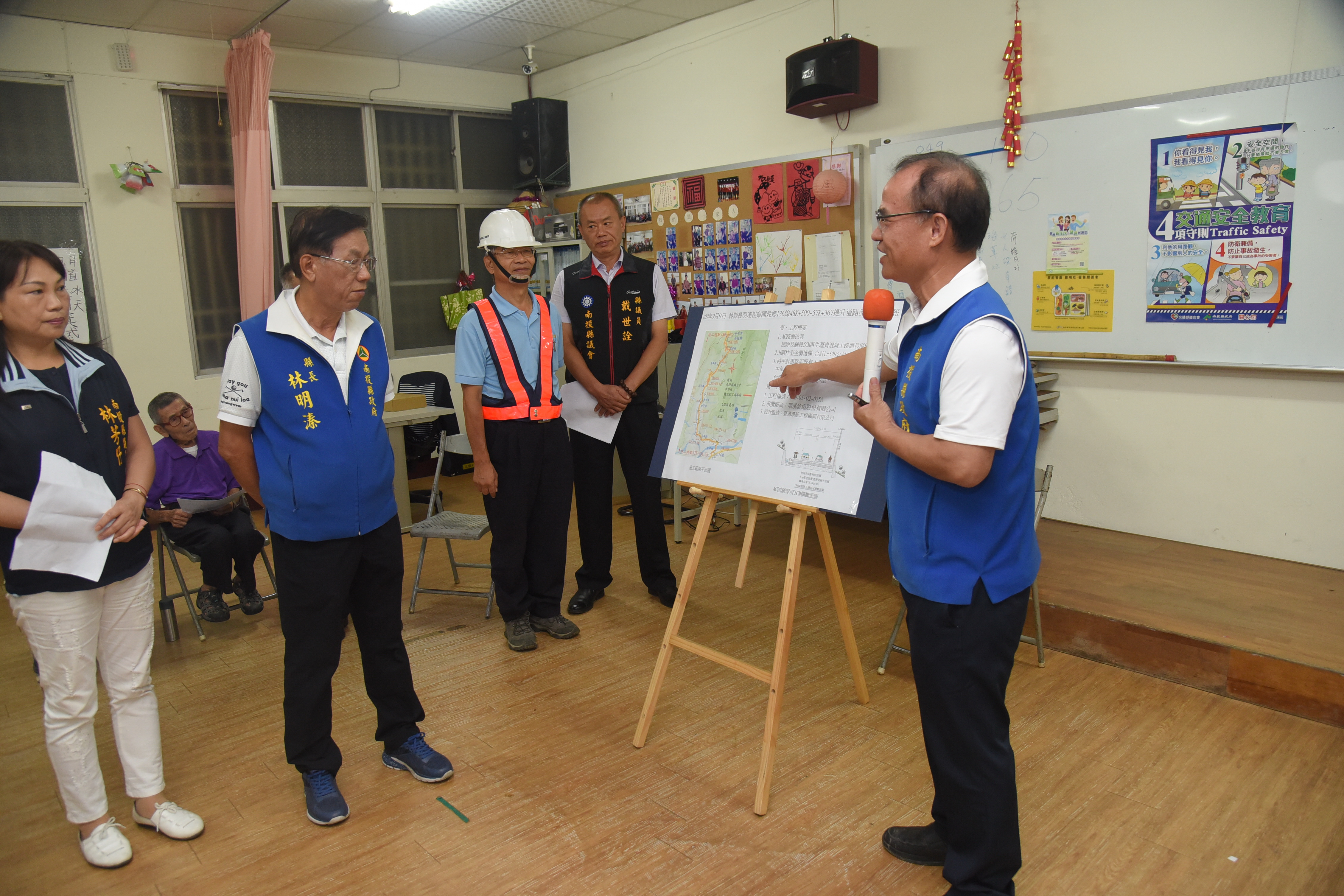 相關圖片1-林縣長視察縣道136線改善情形 路平無人孔蓋鄉親肯定